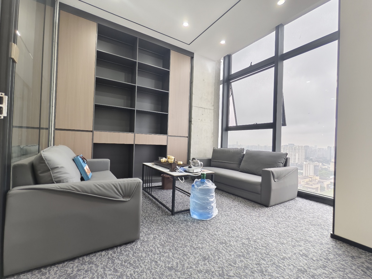 成华区8号线十里店地铁口 大面积出租 438平 7隔间40工位 双面采光 动静分区 正对电梯口 龙腾广场办公室出租