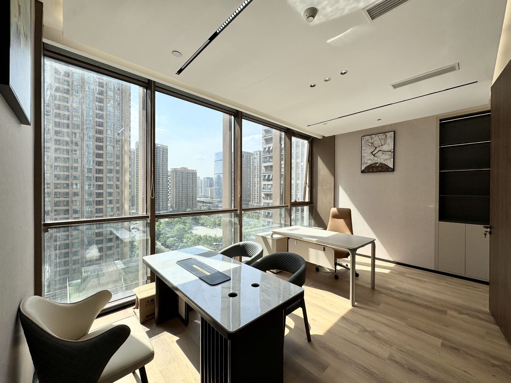 高新区世纪城地铁口小面积户型 3隔间12工位 按套出租 报价含物业费   东方希望天祥办公室出租