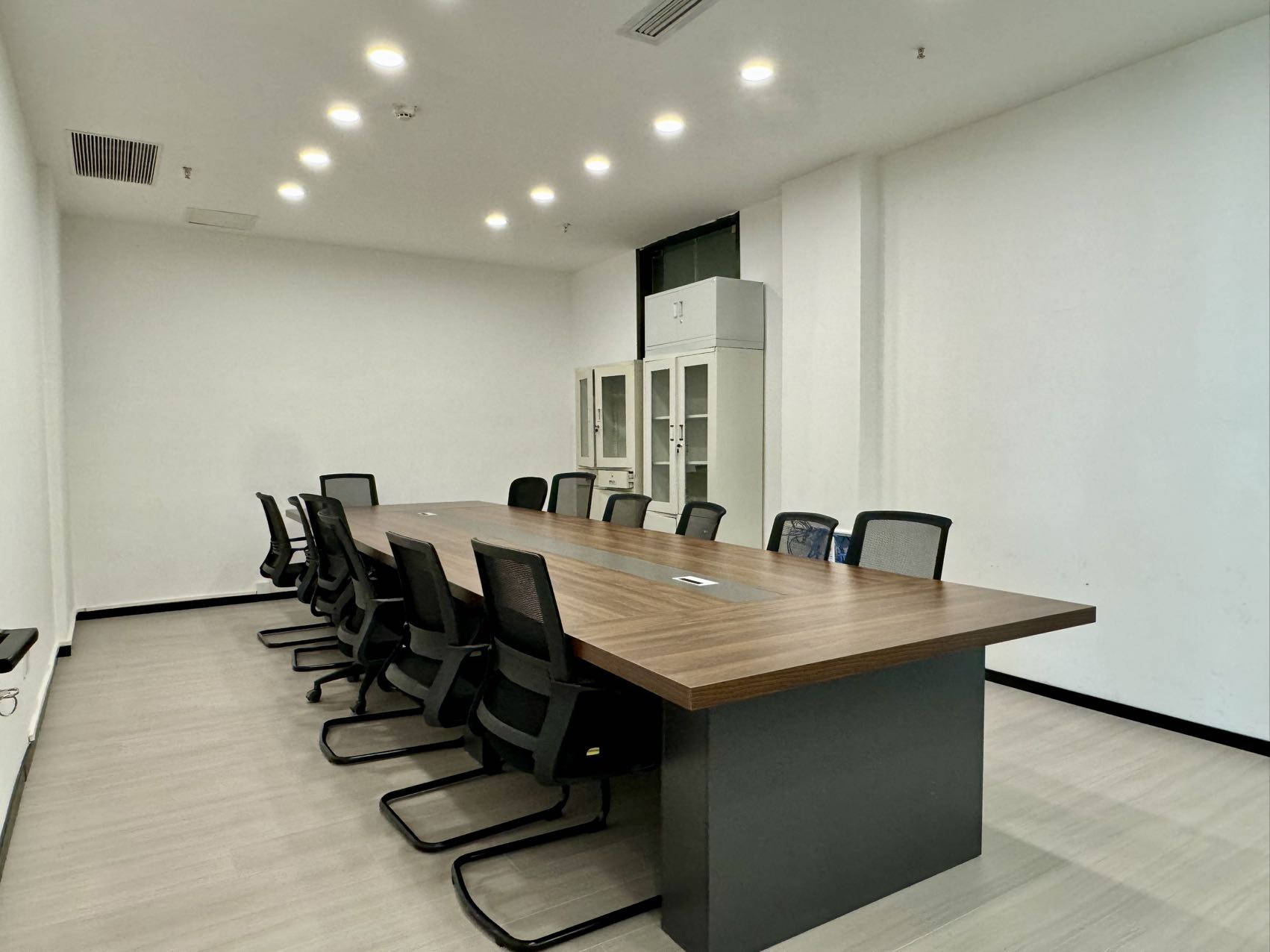 东大路地铁口超甲楼宇 电梯口 199平方 3隔间20工位 高区视野巴适 带家具 环球都汇办公室出租