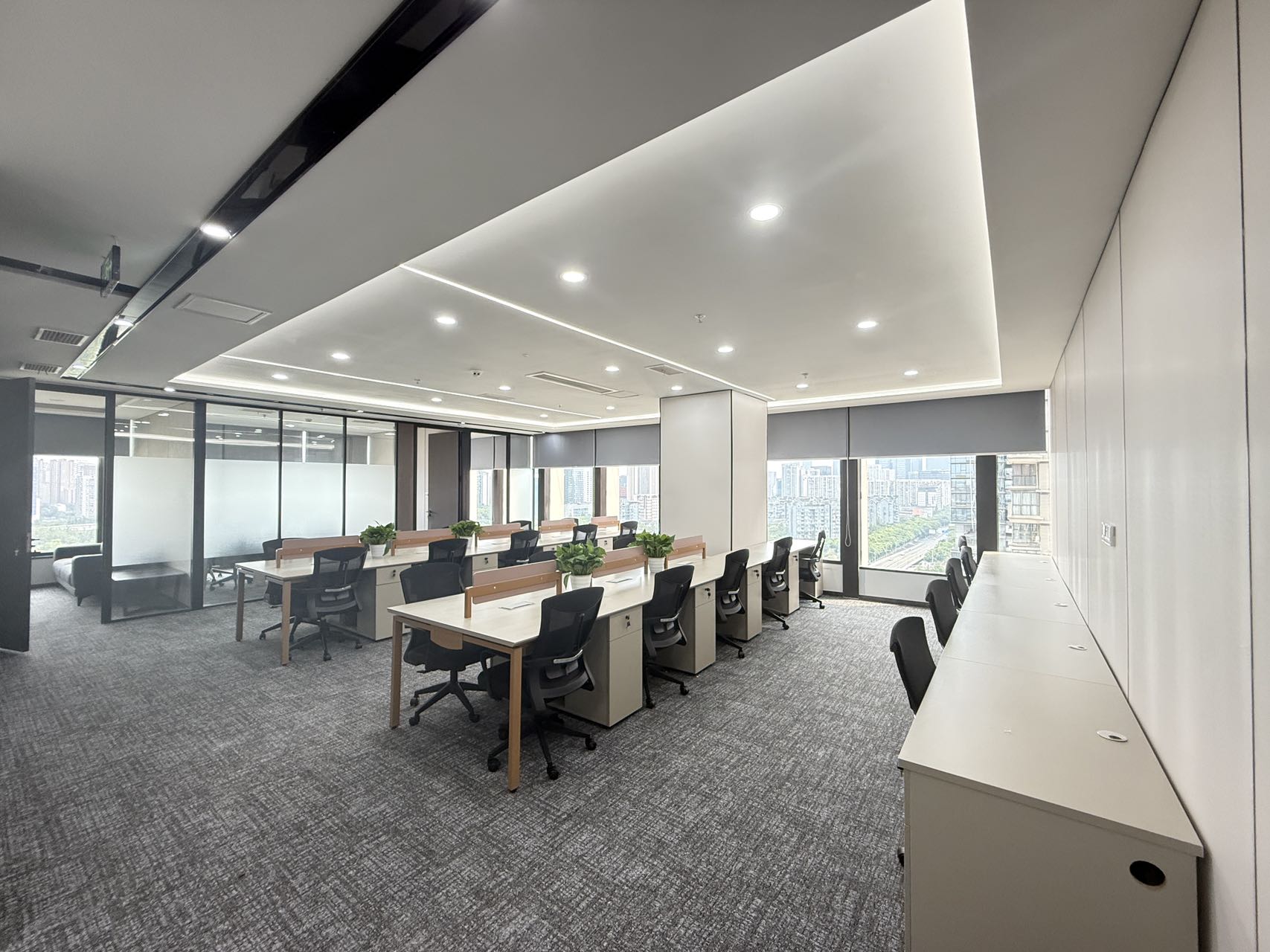 火车南站新一批装修精装房源 双面采光 4隔间23工位 特价出租 东南朝向 安格斯国际办公室出租