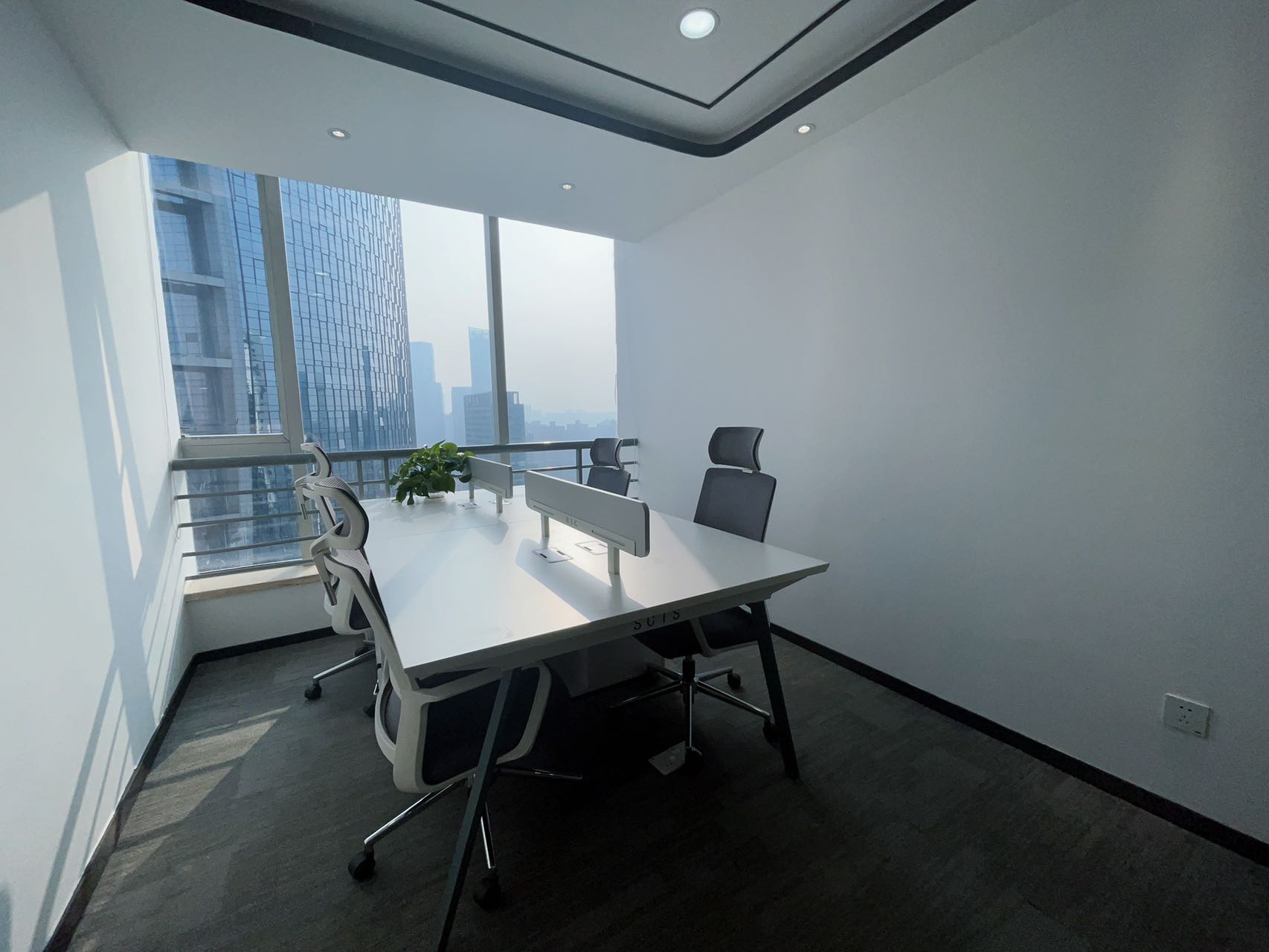 锦江区紧邻春熙路 地铁口 119平方 3隔间12工位 24小时空调 核心区位 交通方便 东方广场办公室出租