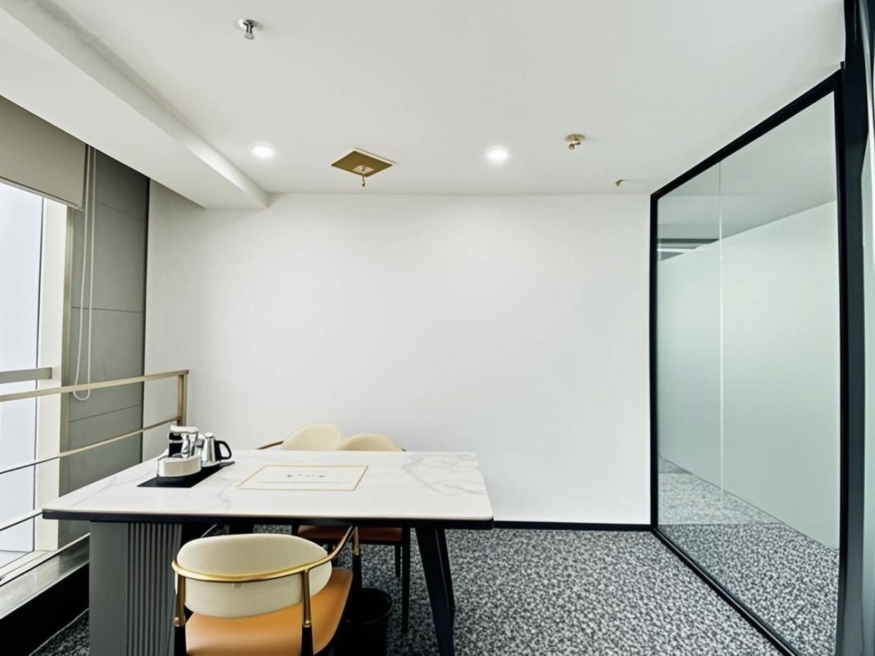 春熙路甲写楼盘 224平方 4隔间40个1米工位 精装带家具 朝东正对大熊猫 时代广场办公室出租