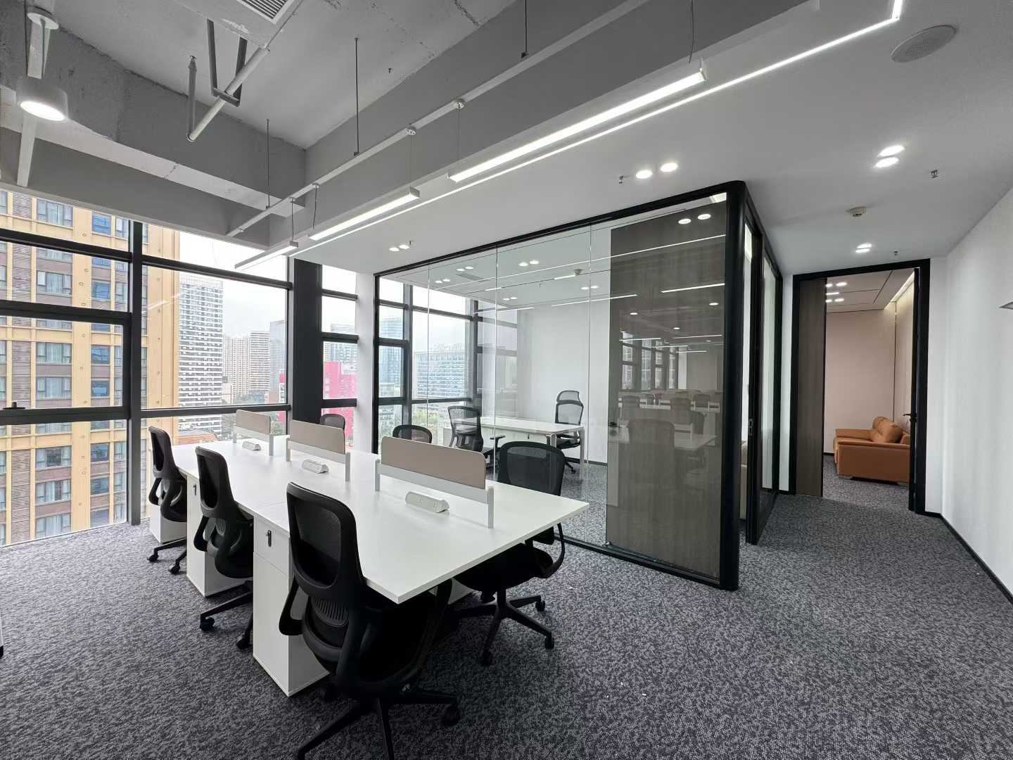 天府三街24小时空调楼盘 服务面积316平 5隔间36工位 电梯口 大落地玻璃 采光巴适 峰汇中心办公室出租