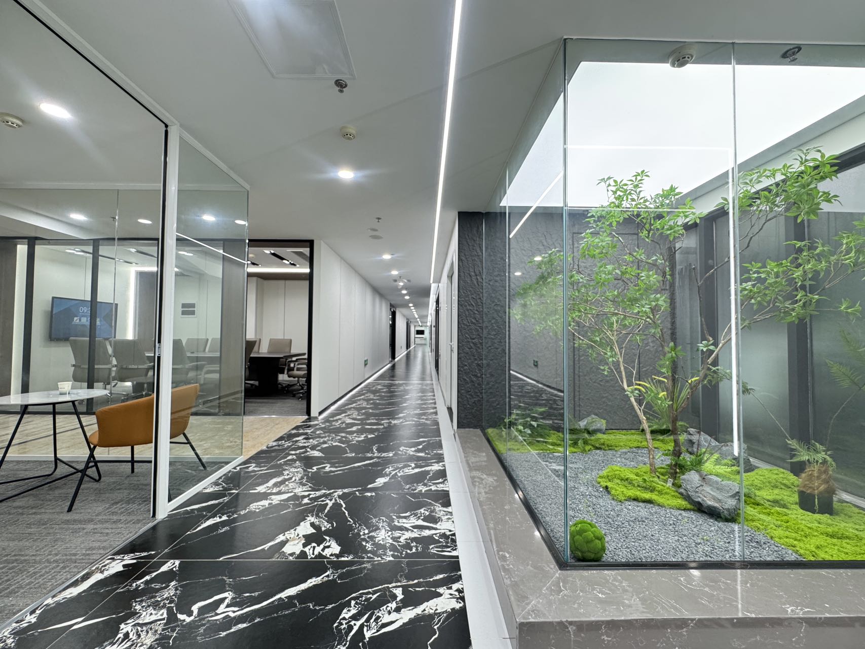 春熙路甲写精装正对电梯口 282平 4隔间28工位 工区24小时空调 大老板间 带共享会议室茶室 银石广场办公室出租