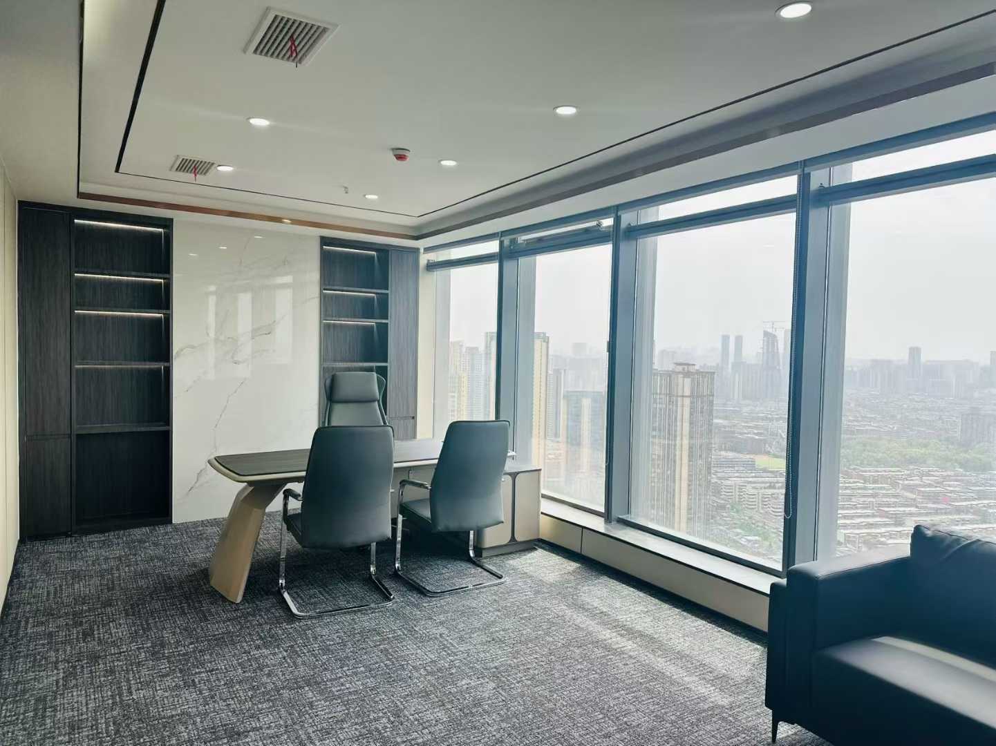 成华区紧邻东郊记忆 杉板桥地铁四五百米 326平方 6隔间28工位 高区视野无遮挡 精装带家具 多弗国际办公室 出租