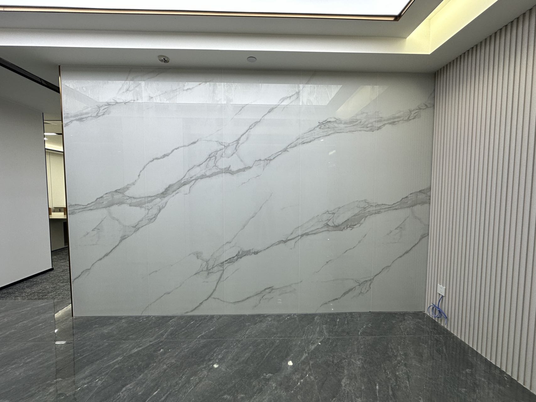 高新区孵化园地铁口 163平 3隔间12工位 24小时空调 物业含空调能耗 大会议室 嘉润国际中心办公室出租