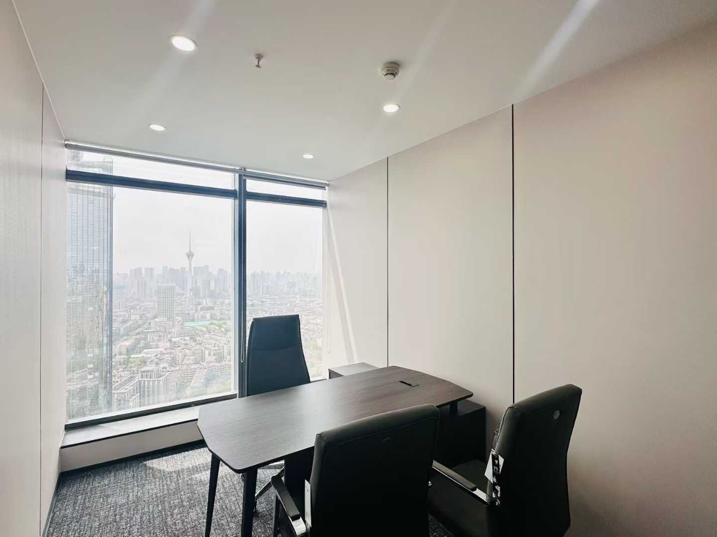 成华区紧邻东郊记忆 杉板桥地铁四五百米 326平方 6隔间28工位 高区视野无遮挡 精装带家具 多弗国际办公室 出租