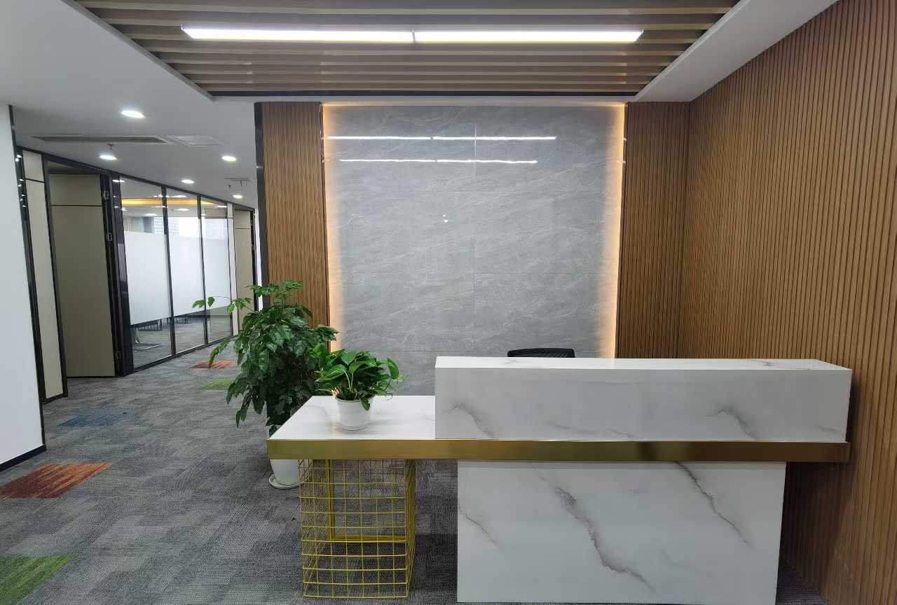 火车南站甲级精装电梯口户型 285平方 特价出租 3独立隔间1会议室42工位 朝东 有摆渡车 安格斯国际办公室出租