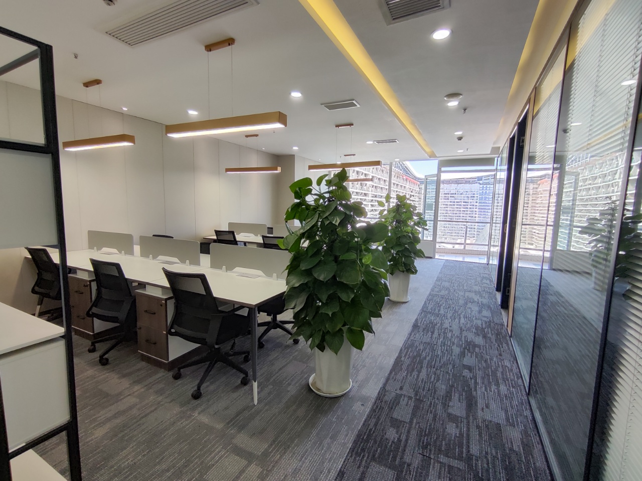 高新区新世纪环球中心160平精装小面积办公室 交通便利 户型方正 采光通透