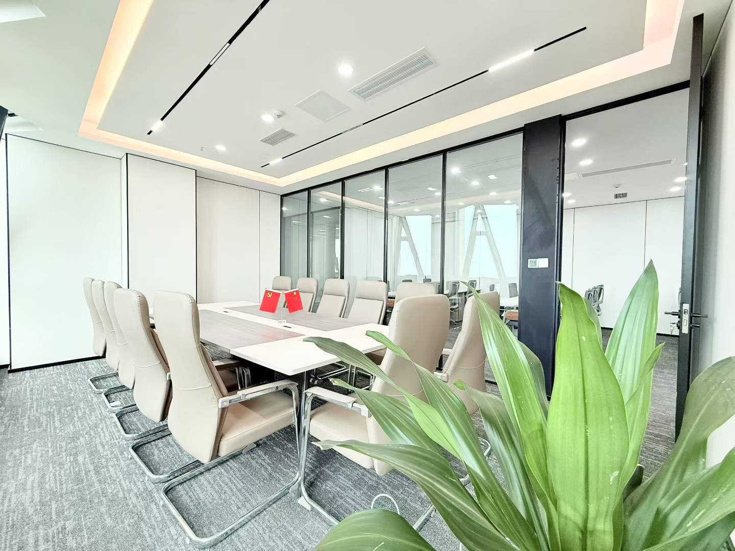 人民北路甲级楼盘 高区电梯口户型 564平 7隔间40工位 24小时空调 价格还可以聊  北成8号办公室出租