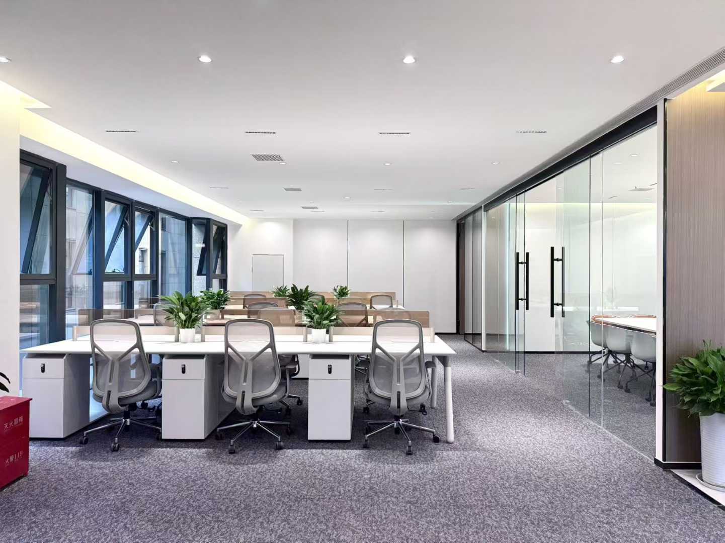 三地铁线交汇 电梯口户型 260平 4隔间24工位 精装带家具 新装风格温馨 德商国际办公室出租
