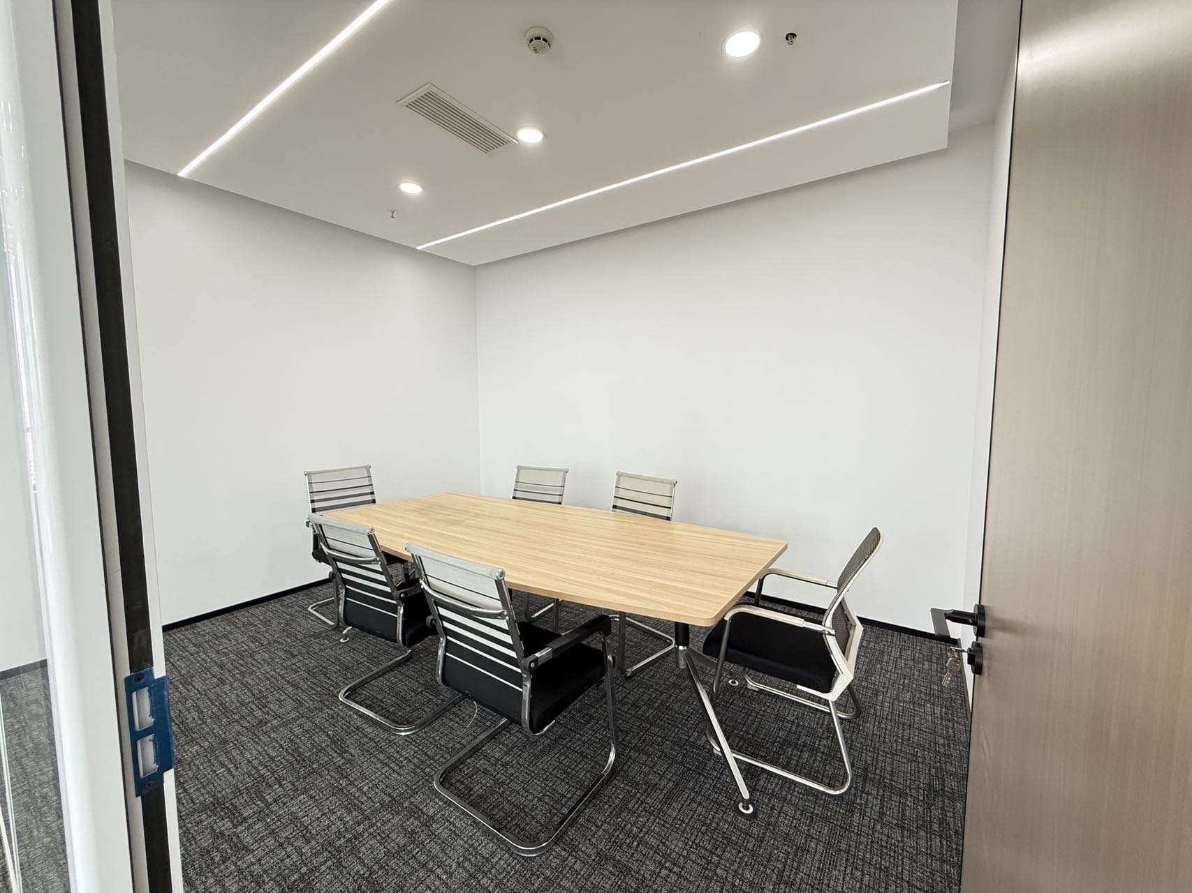 5号线骑龙地铁 套租含物业费 4隔间18工位 双面采光 视野巴适 稀缺房源 欢迎咨询 美行中心办公室出租