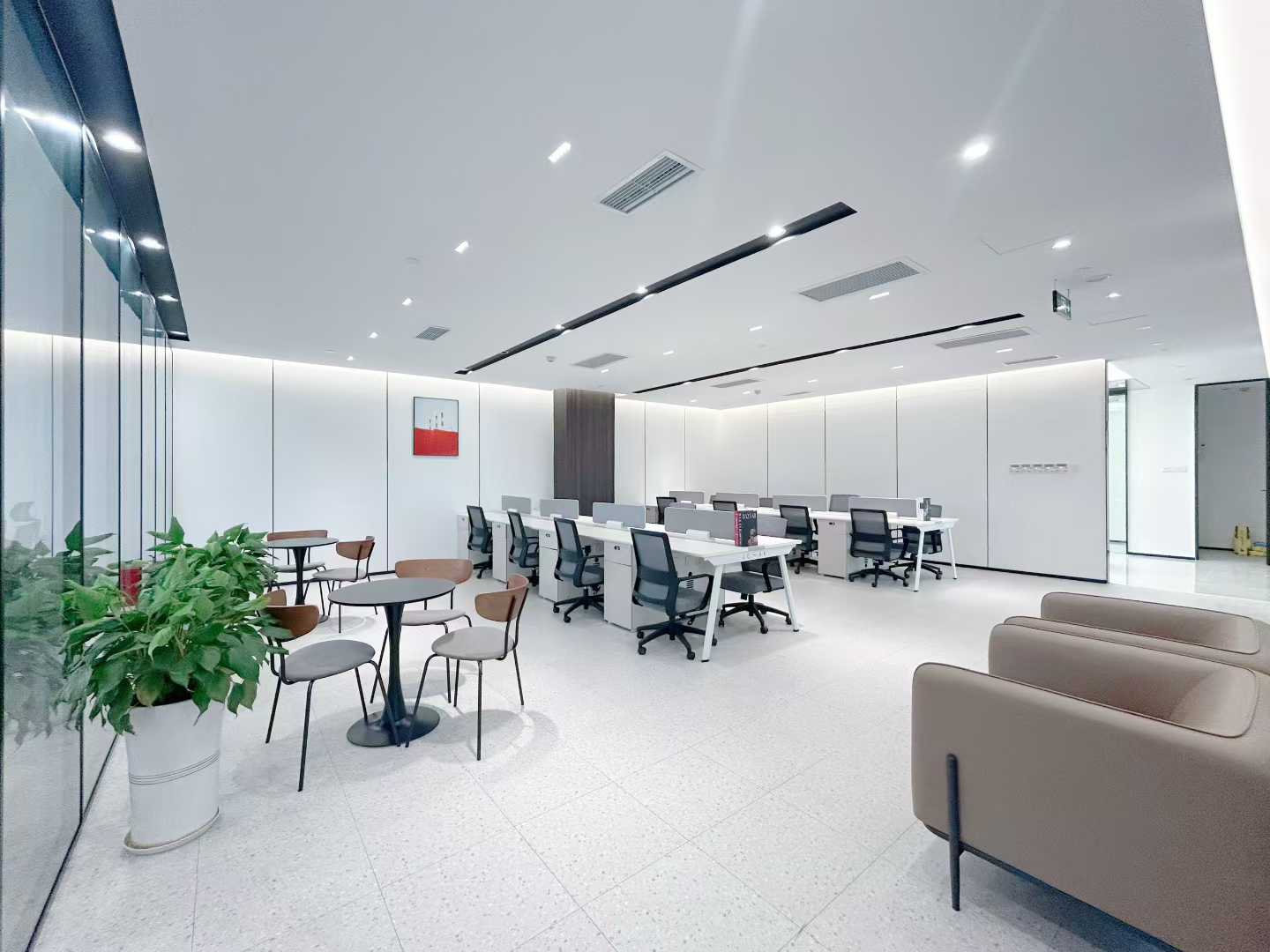 航兴国际楼栋天花板装修 332平 4隔间2储物29工位带前台 报价75元 价格可聊 写字楼出租