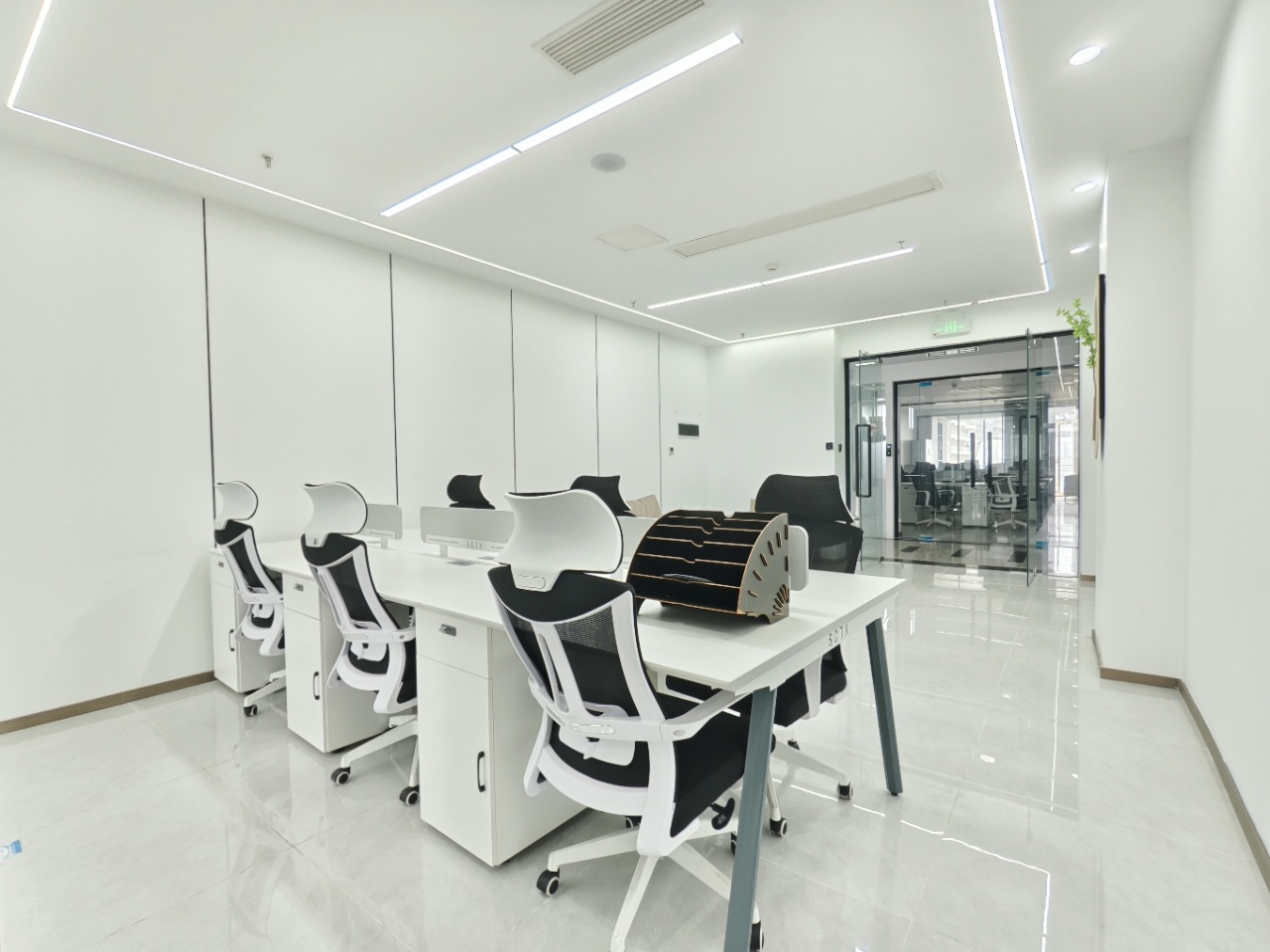 环球中心创业小面积 按套出租 2隔间12工位 大老板间 户型朝外视野巴适 6300元含物业费 创业首选