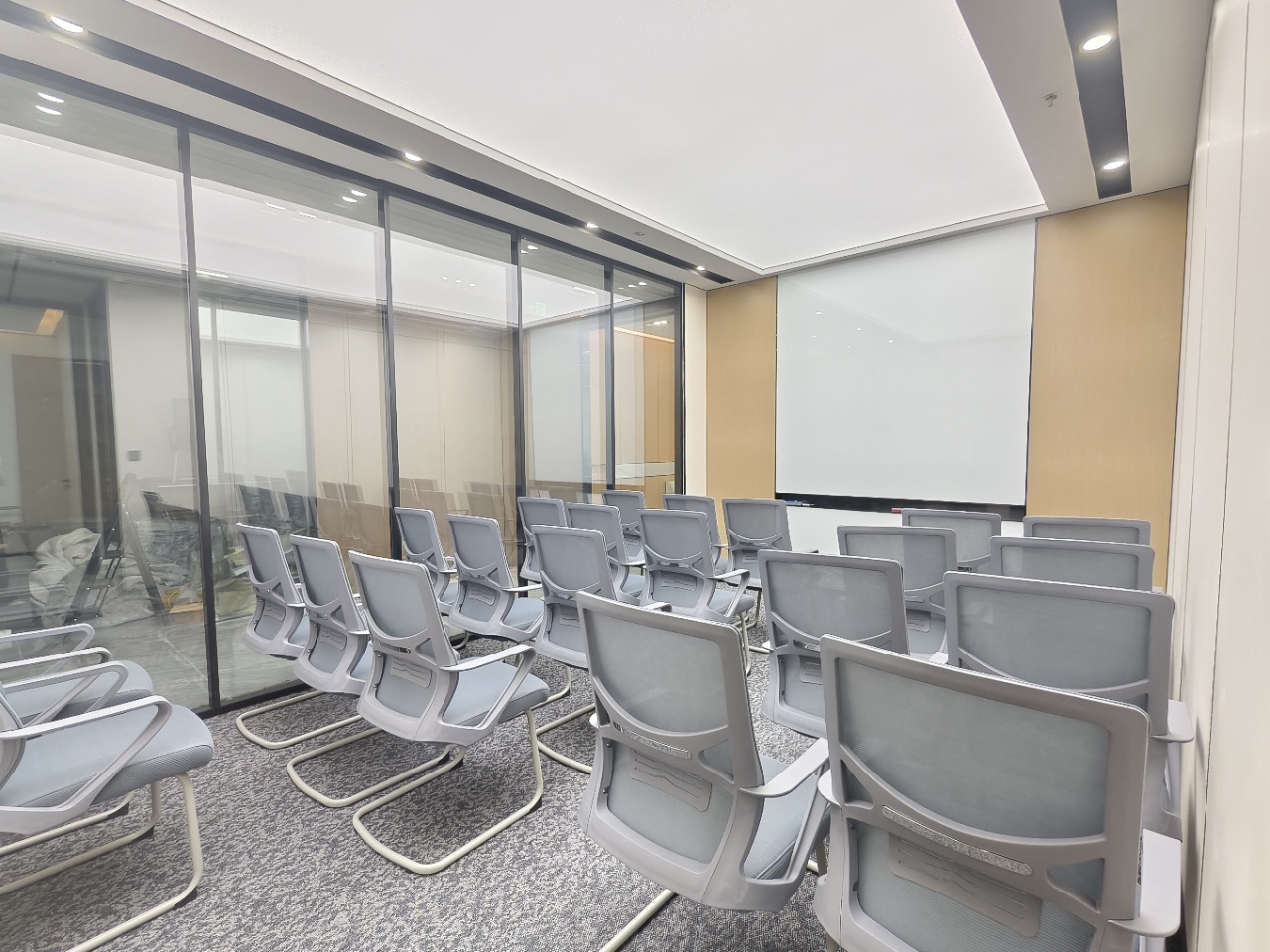 成华区8号线十里店地铁口 大面积出租 438平 7隔间40工位 双面采光 动静分区 正对电梯口 龙腾广场办公室出租