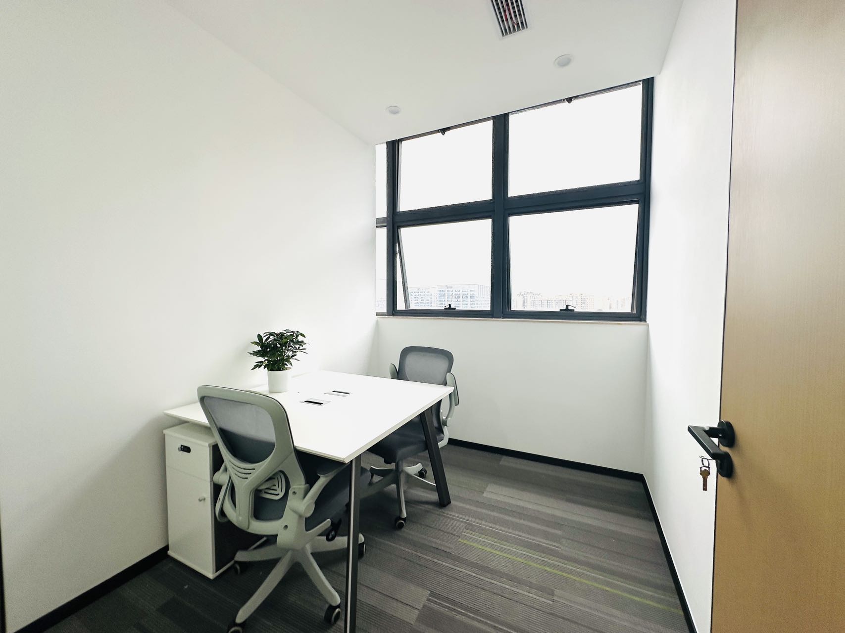 武侯区武青南路地铁四五百米 235平方 5隔间21工位 双面采光 户型反正 神州智慧天地办公室出租