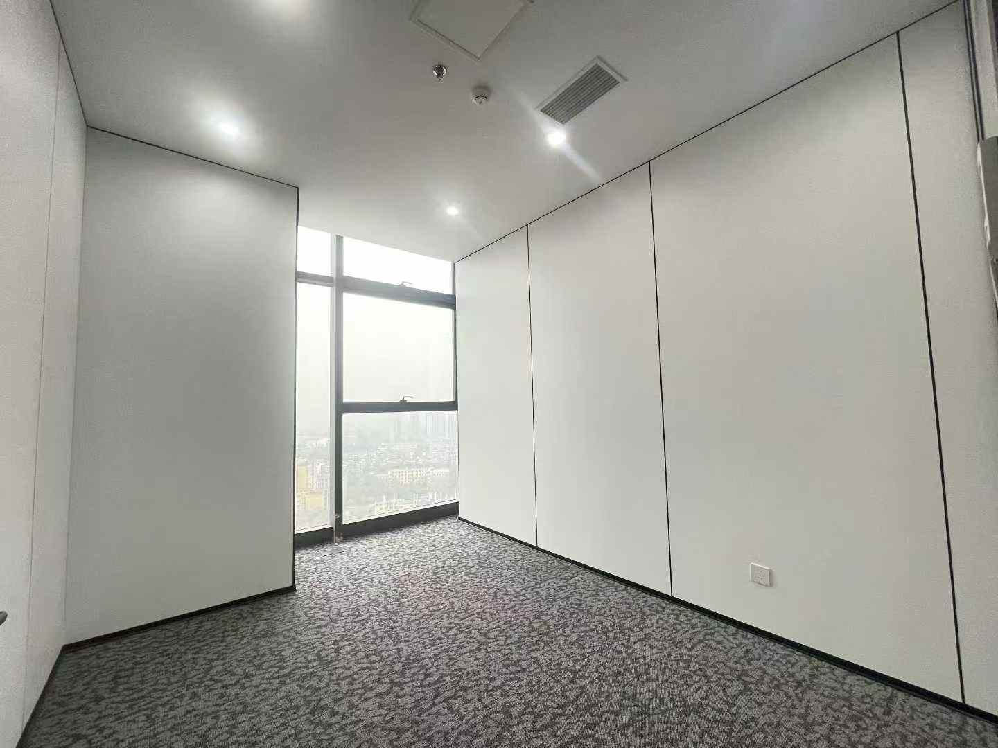 成华区十里店地铁口甲级楼盘 289平 4隔间30工位 高区视野无遮挡 大隔间 龙腾广场办公室出租