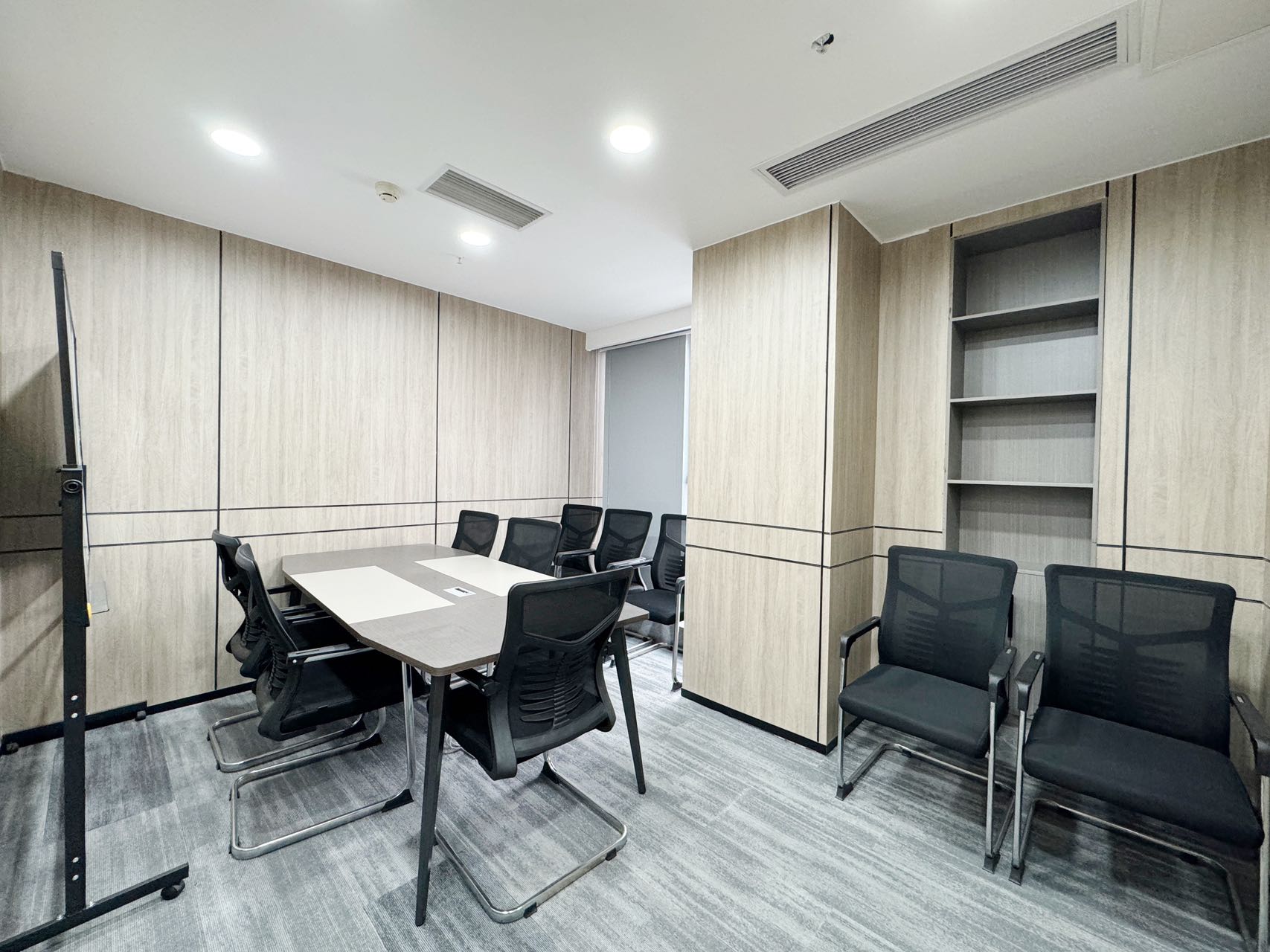 火车东站双地铁交汇 服务面积166平 4隔间15工位 24小时空调 精装带家具 中环国际办公室出租