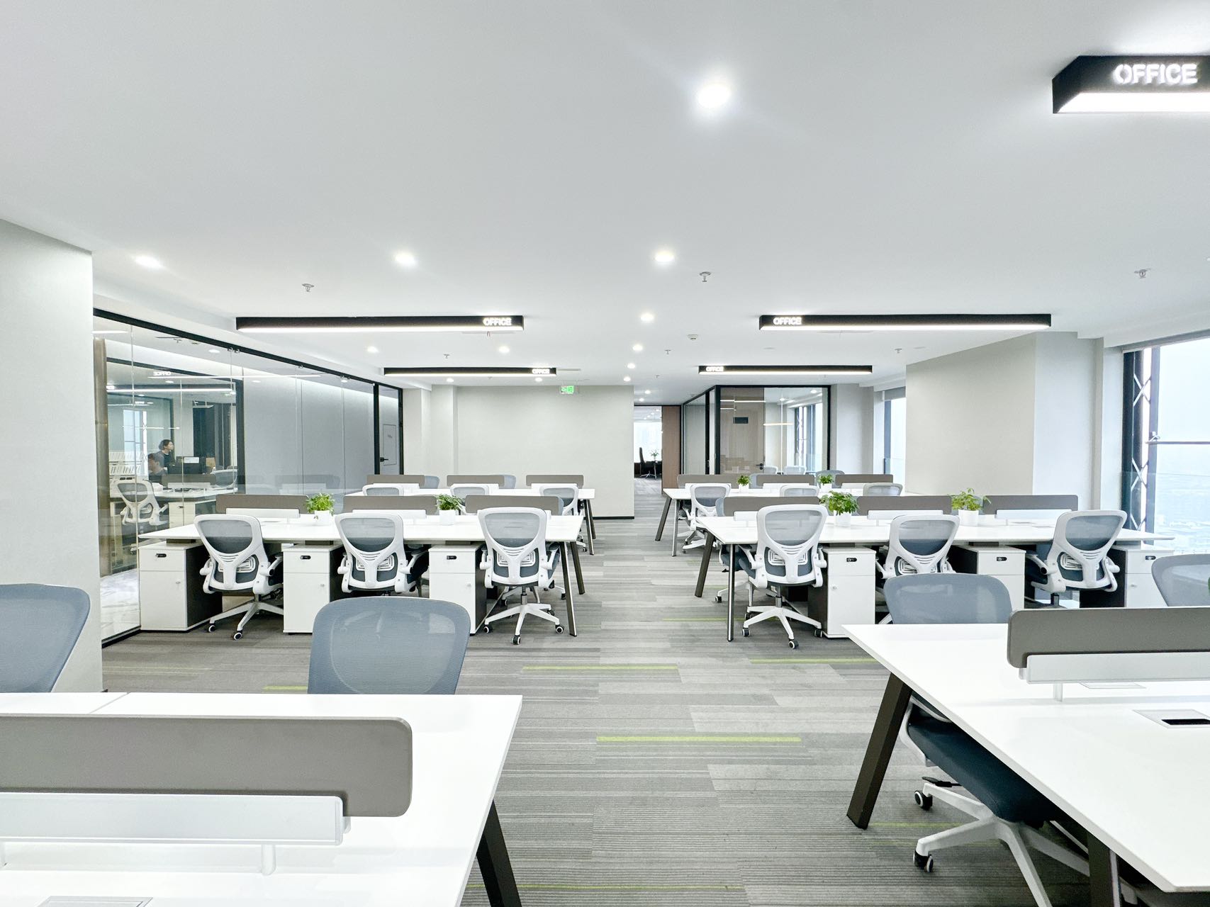 青羊区4号线西南财大地铁400米 500平 7隔间40工位 大气前台 双面采光 落地窗 视野巴适 见兴里浣花国际办公室出租