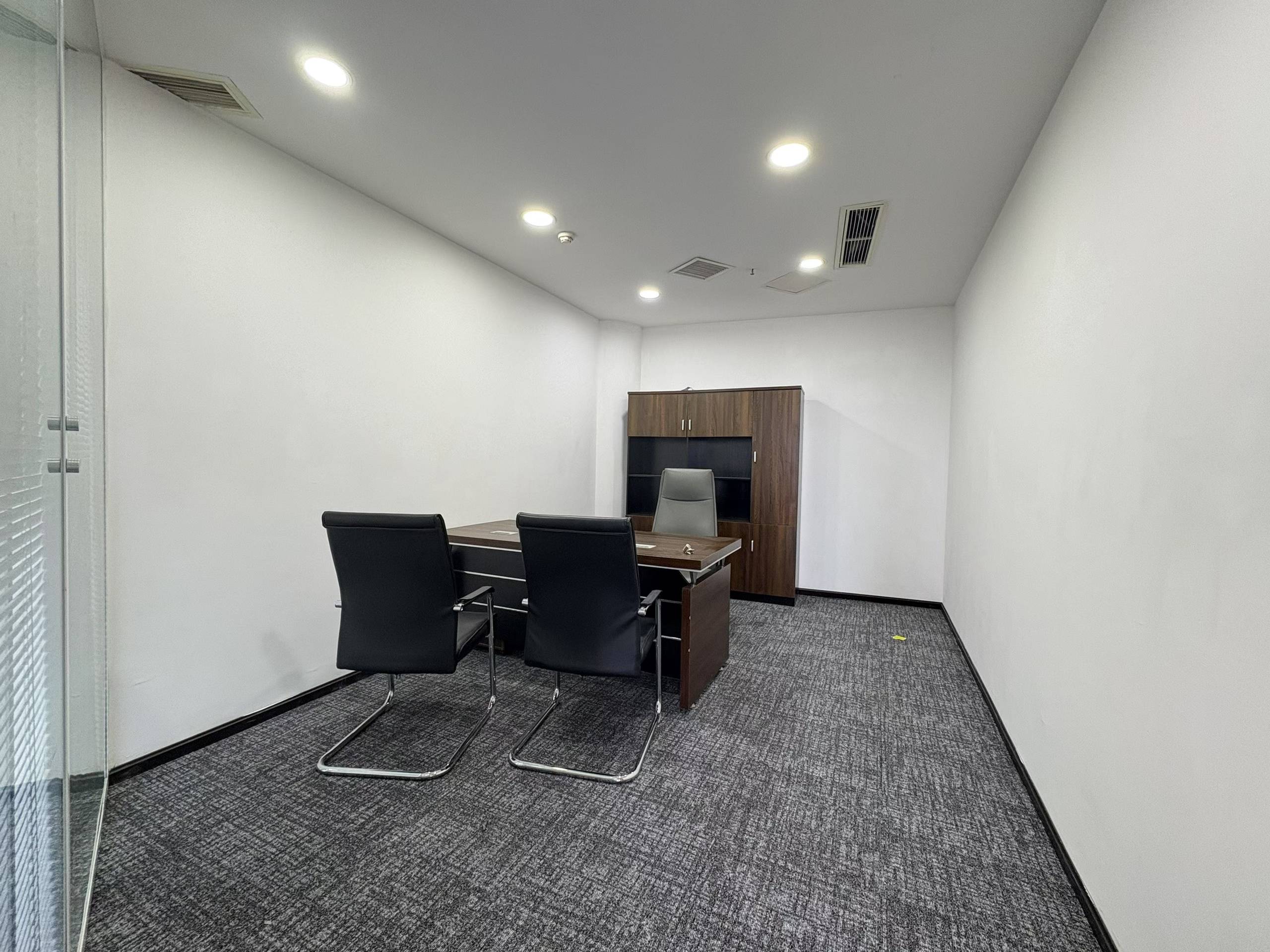 成华区杉板桥地铁几百米 188平 3隔间24工位 正对电梯口 采光面大 多弗国际办公室出租