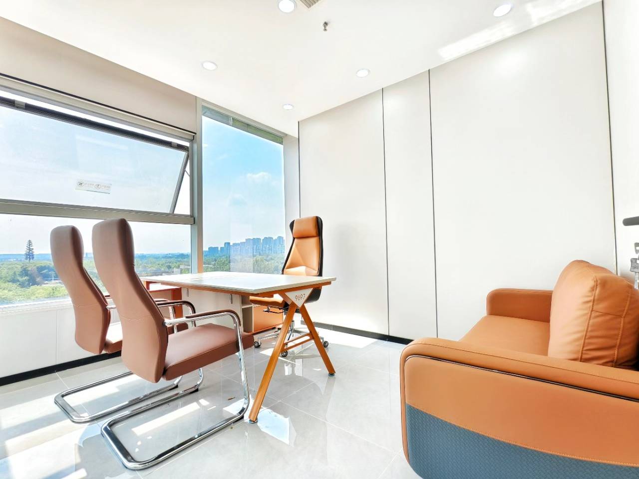 环球中心西区朝外看桂溪公园 240平 5隔间18工位 采光视野巴适 含物业费 环球中心办公室出租