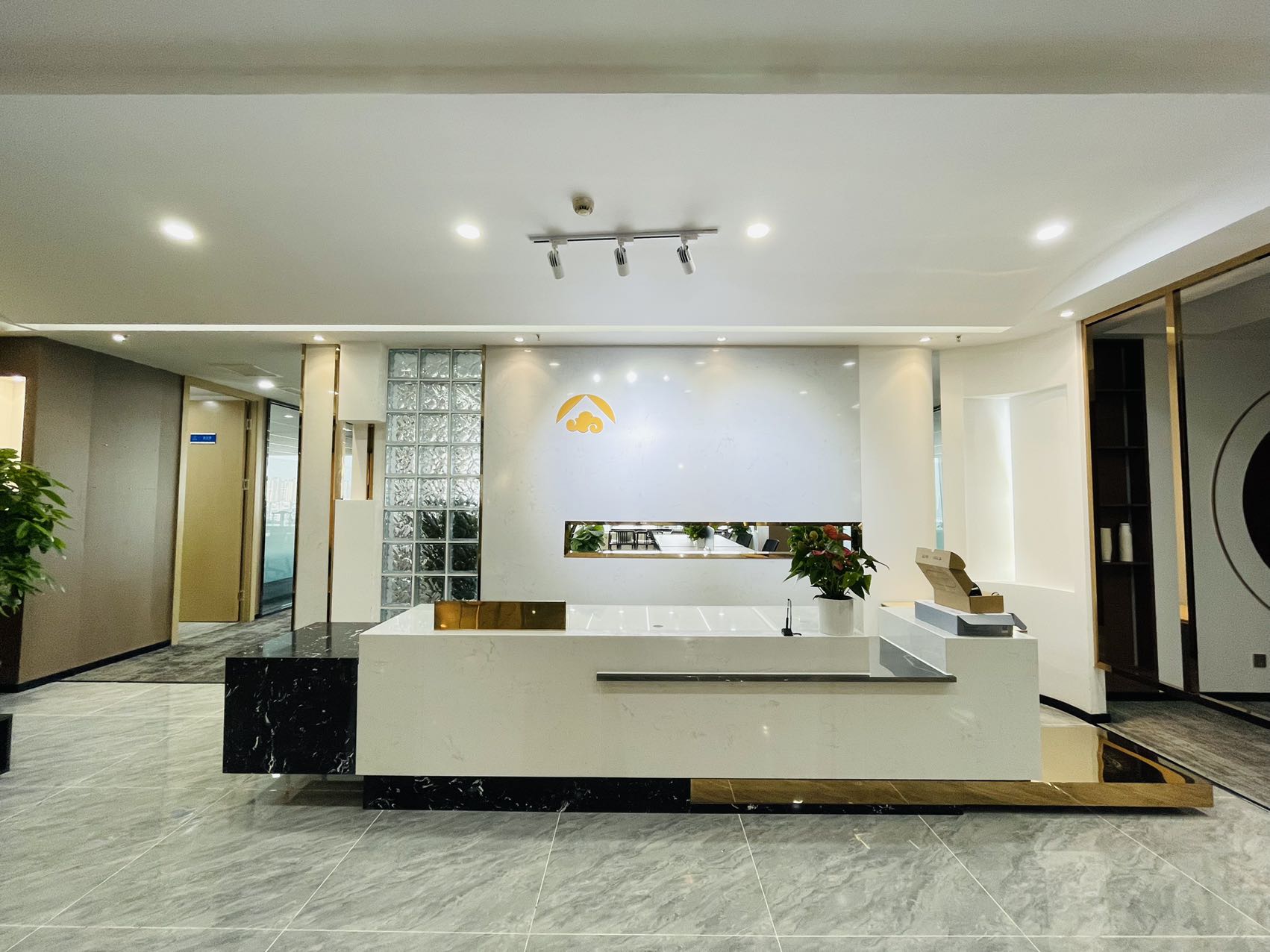 高新区环球中心378平精装办公室带家具 户型方正 采光通透 含物业|高新区写字楼|高新区办公室|租小团