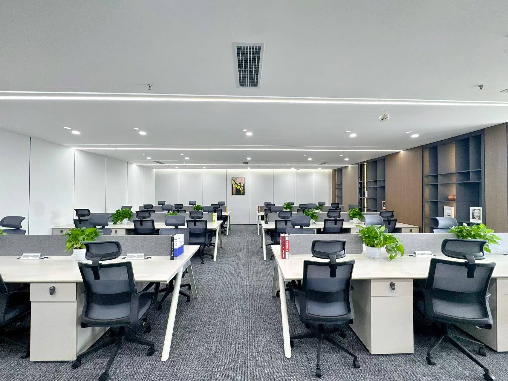 高新区高新地铁三百米 4隔间36工位精装带家具 户型方正 中航城市广场办公室出租