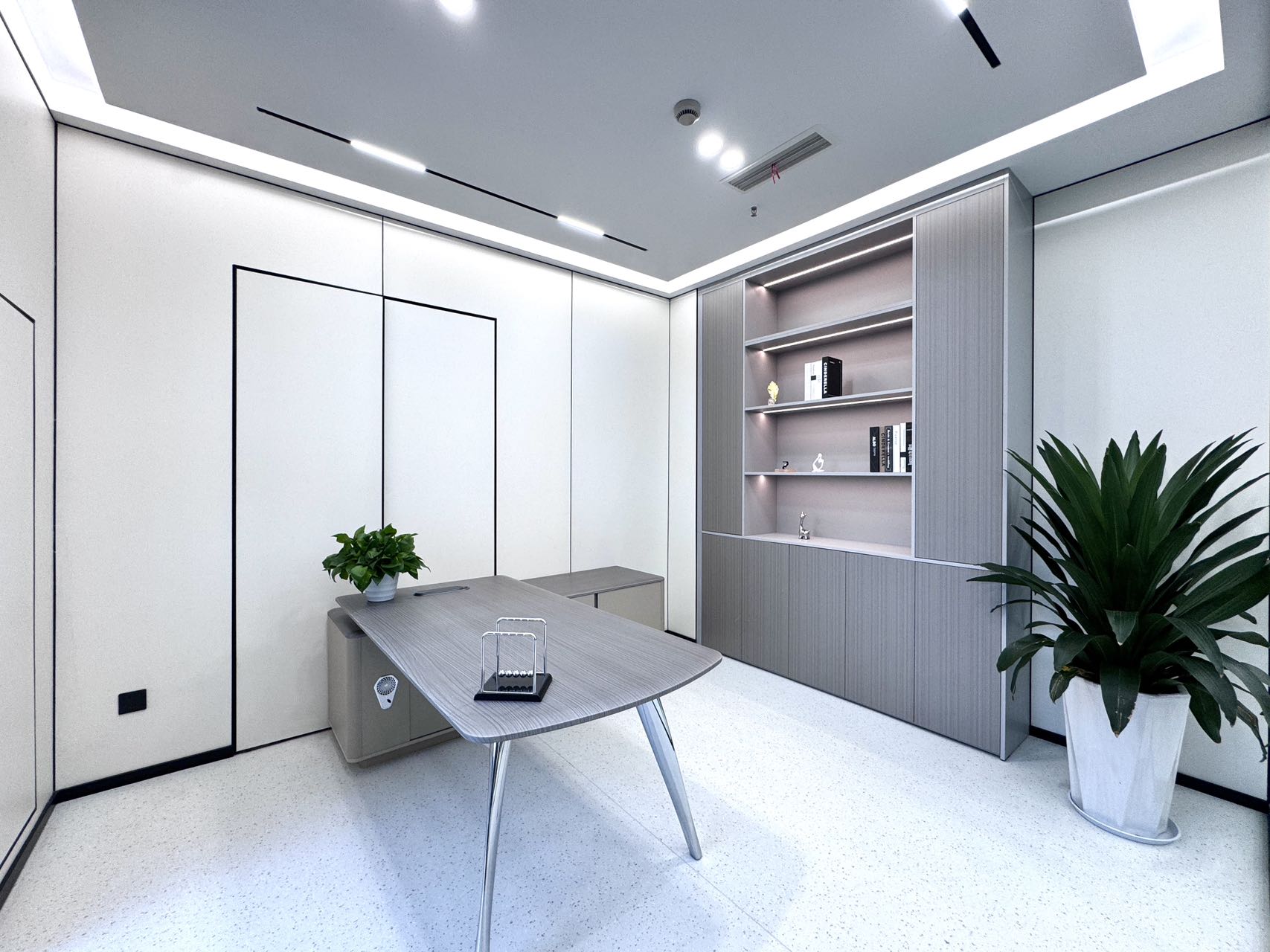 高新区5号线市一医院地铁 177平方 甲写 3隔间18工位 低区 有专用电梯 户型方正 天府新谷办公室出租