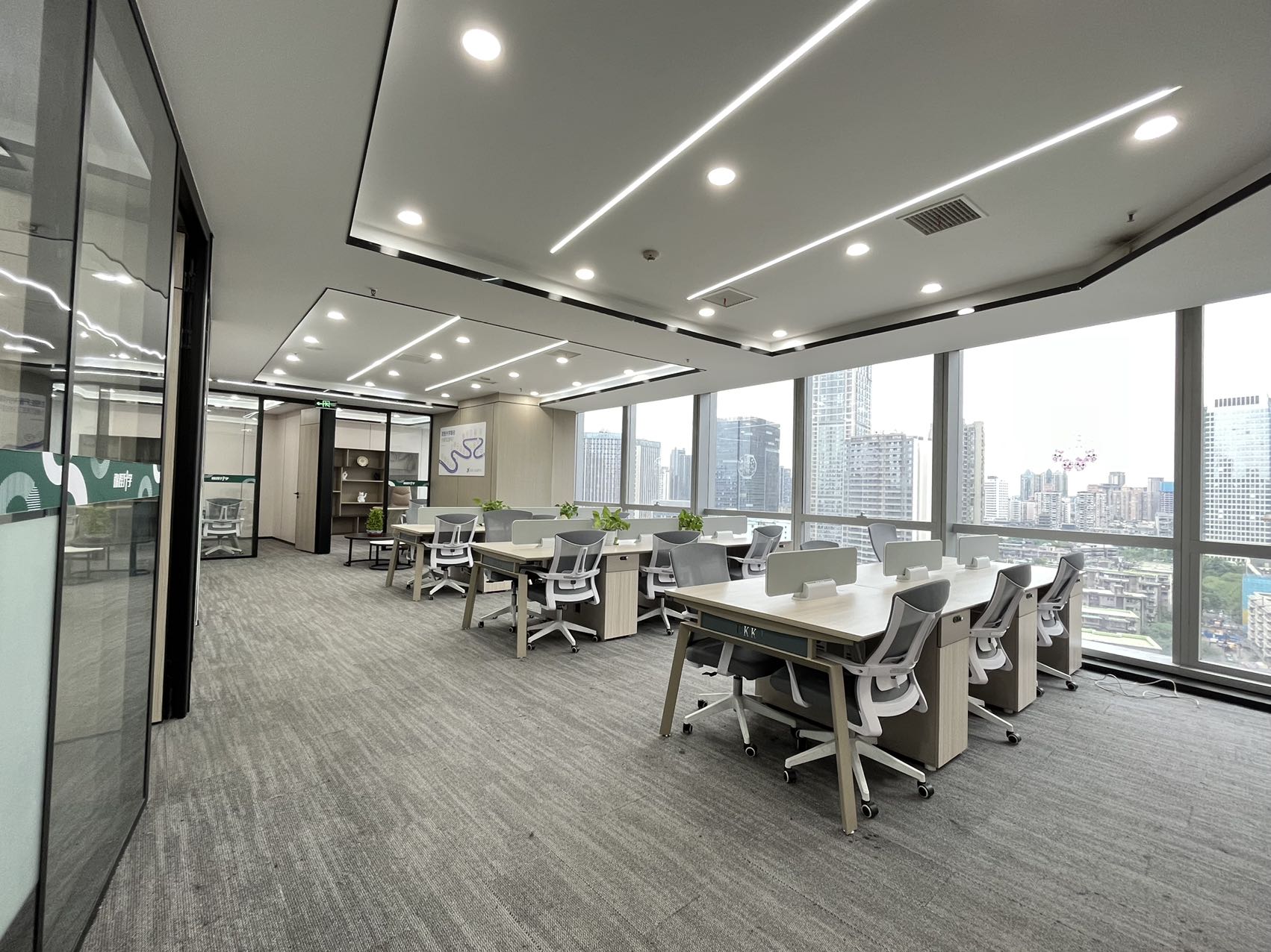 市中心近东门大桥 按套出租 5隔间24工位  采光面大 24小时空调 视野开阔 明宇金融广场办公室出租