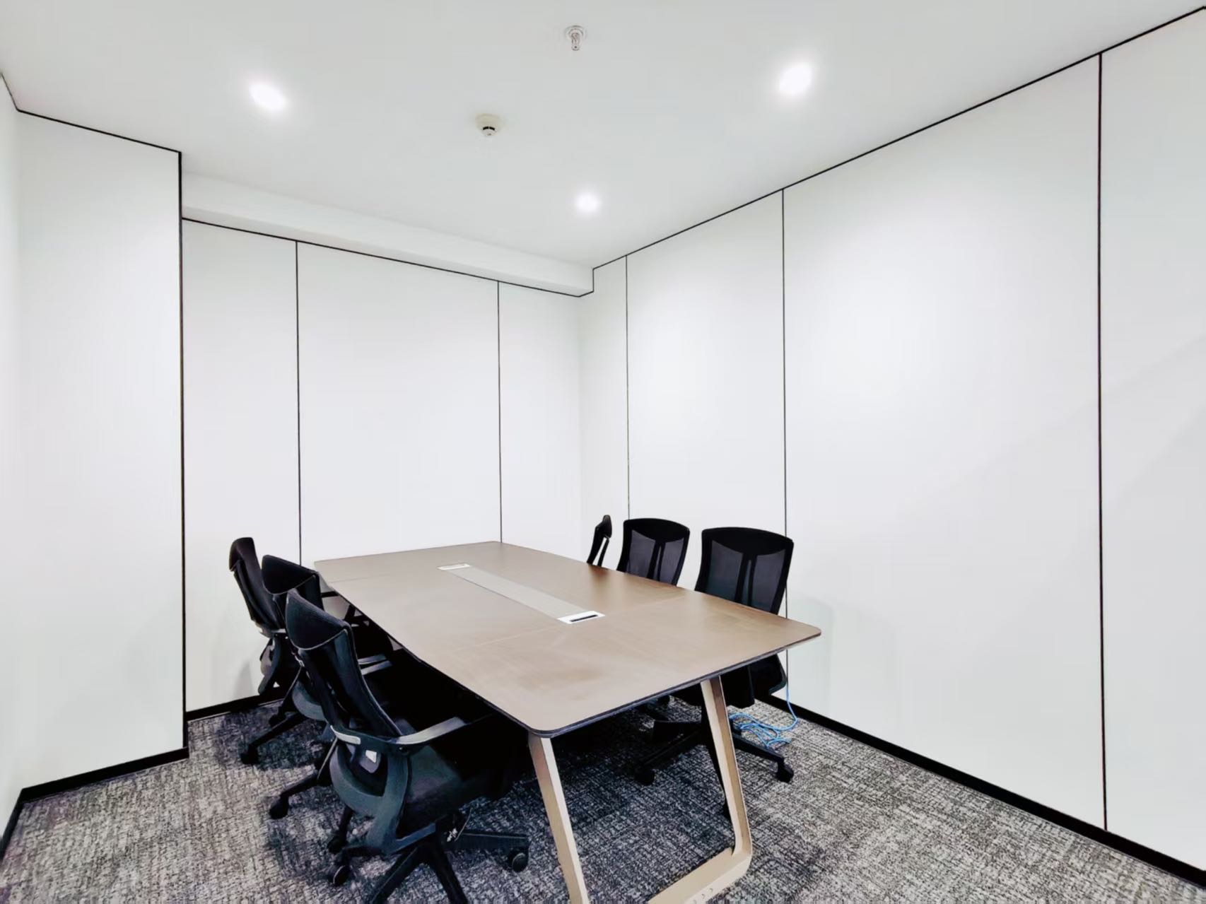 西门2号线金周路地铁四百米 3隔间12工位 按套出出租含物业含家具 户型方正 安格斯创汇中心