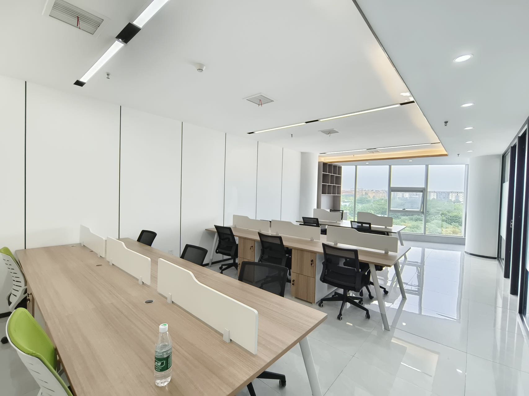 武侯区太平园地铁口 155平方 4隔间18工位带前台 无加时费 交通方便 下一站都市办公室出租