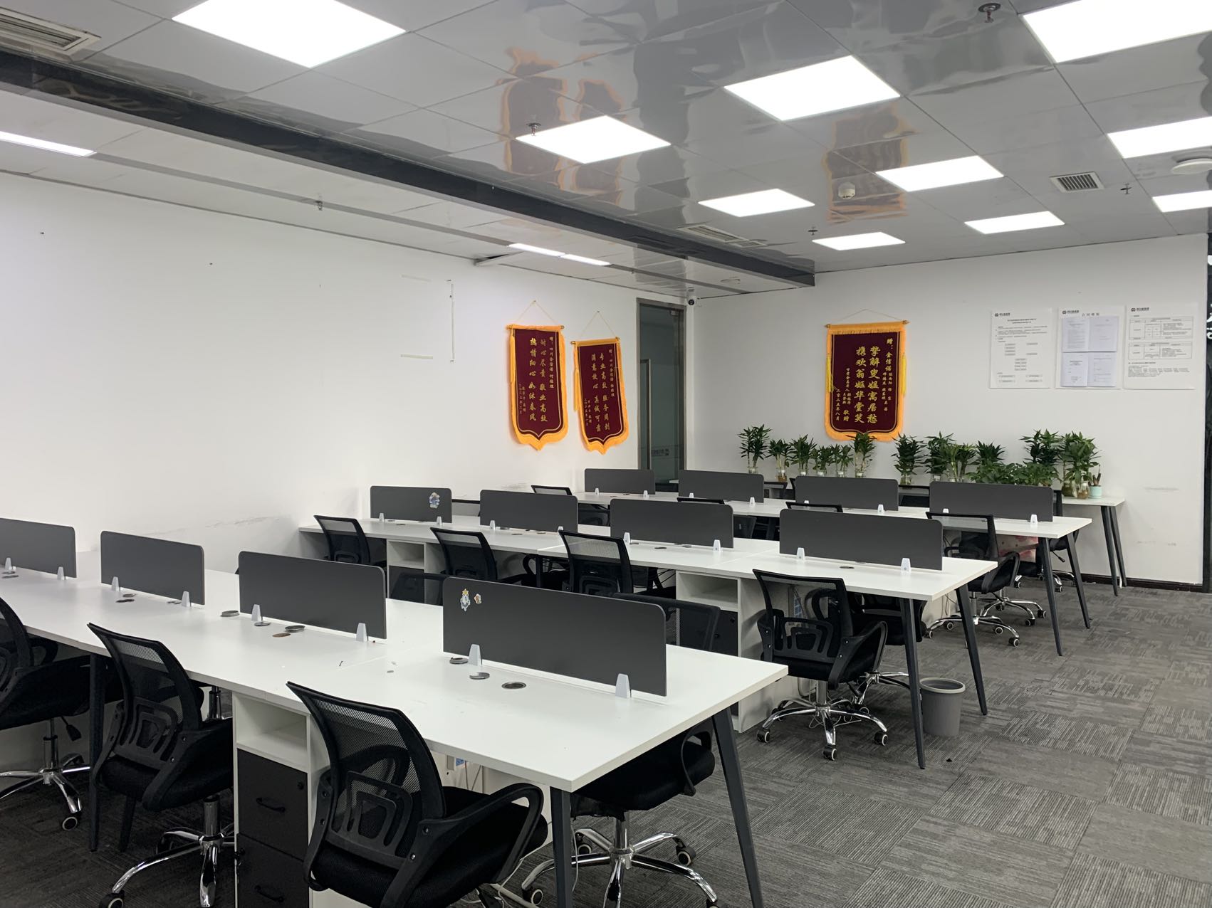 锦江区东湖公园地铁口 6隔间50工位 电梯口 带家具 含物业费 户型方正 华润广场办公室出租