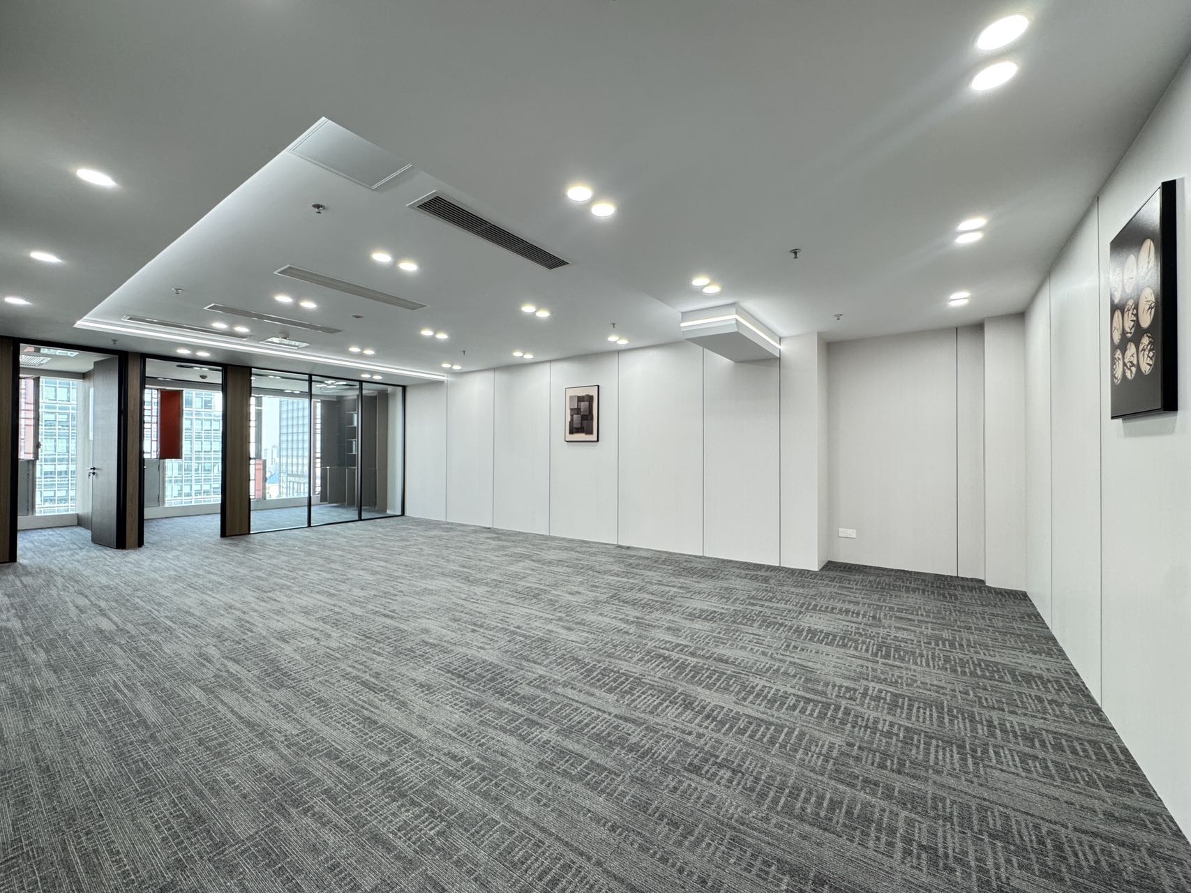 市中心春熙路地铁口 繁华地段 226平 4隔间24工位 带共享会议室 精装带家具 银石广场办公室出租