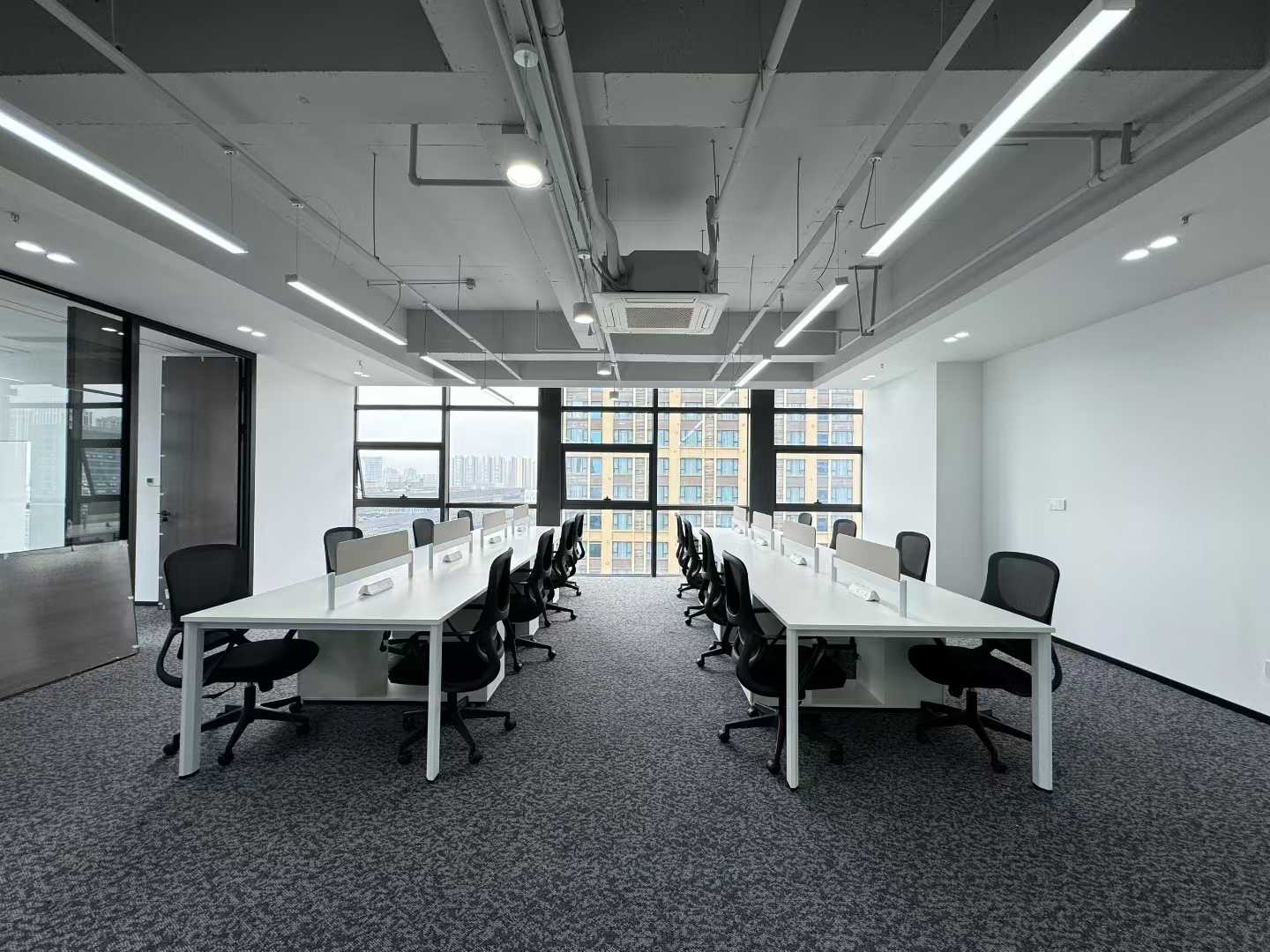 天府三街精装好房 双面采光 服务面积236平 24小时空调 含物业费 无惧加班 峰汇中心办公室出租