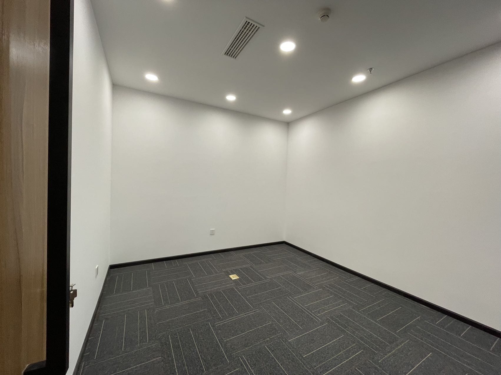 高新区创意中心4隔间加80工位精装带家具双面采光特价在租