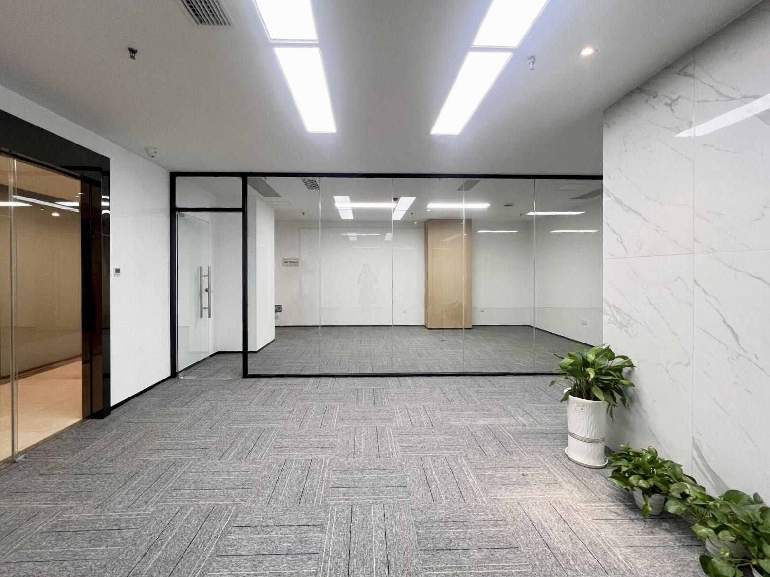 金融城甲写楼盘 电梯口 产权220平 3隔间24工位 隔间大 22%公摊小 创新时代广场办公室出租