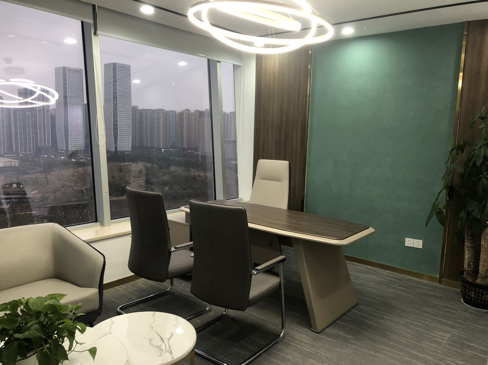 高新区新世纪环球中心精装小面积办公室 中式风格 含物业和空调费