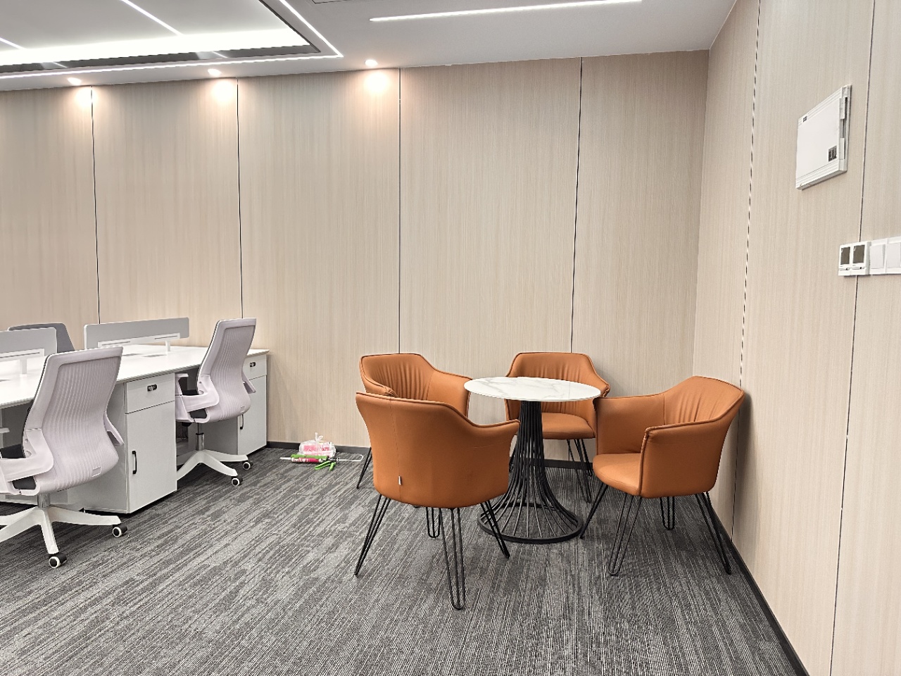 高新区世纪城地铁口甲级小户型 按套出租含物业费 3隔间12工位 电梯口 高区 含网络 东方希望天祥办公室出租