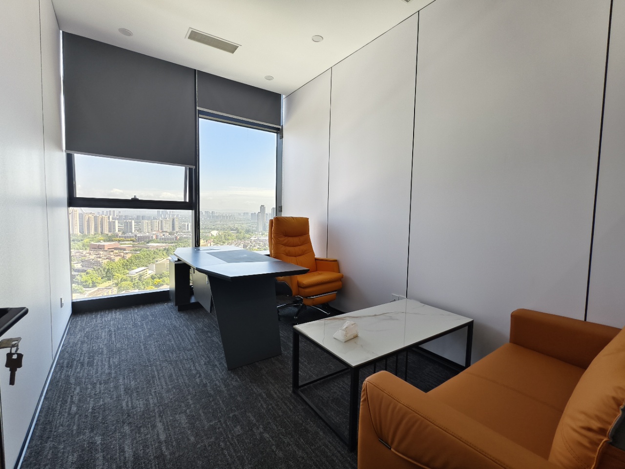 近东郊记忆 十里店地铁口1018㎡大面积 8隔间164工位 三面采光 视野巴适 龙腾广场办公室出租