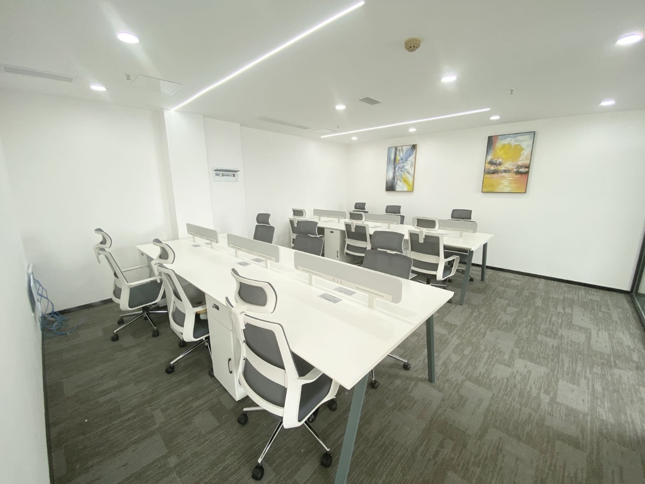 锦江区紧邻春熙路 地铁口 119平方 3隔间12工位 24小时空调 核心区位 交通方便 东方广场办公室出租