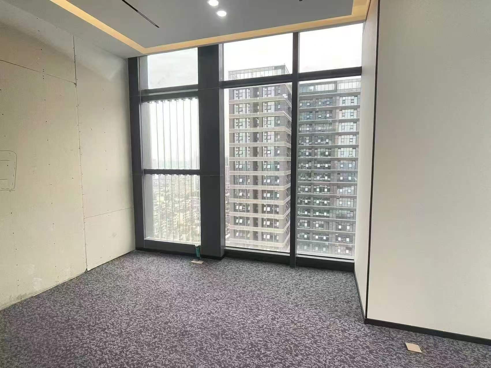 成华区十里店地铁口 甲写精装户型 289平 5隔间25工位 双面采光 24小时空调 龙腾广场办公室出租