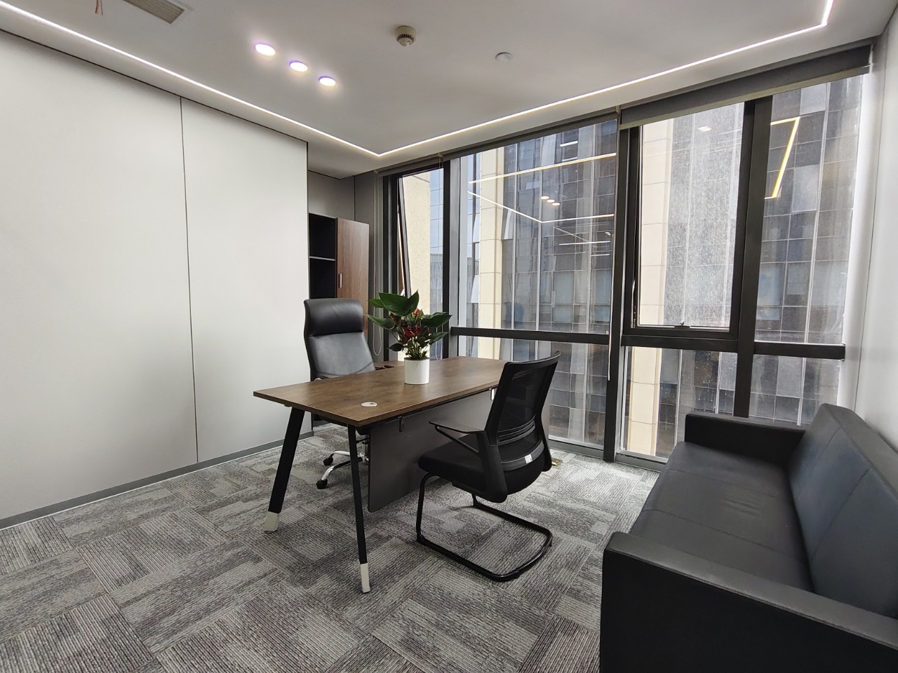 高新核心CBD区位 孵化园地铁400米 252㎡ 3隔间1储物间24工位 带家具 配套方便 新中泰国际办公室出租