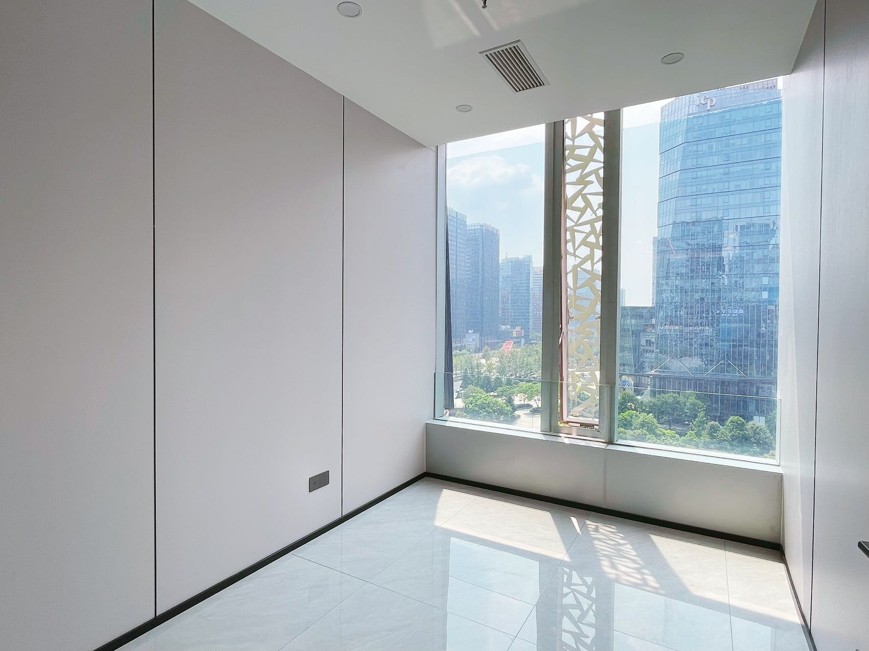 金融城三面采光优质户型 按套出租 5隔间16工位 视野非常安逸 轻奢新装 通透大气不失格调 中航国际广场办公室出租