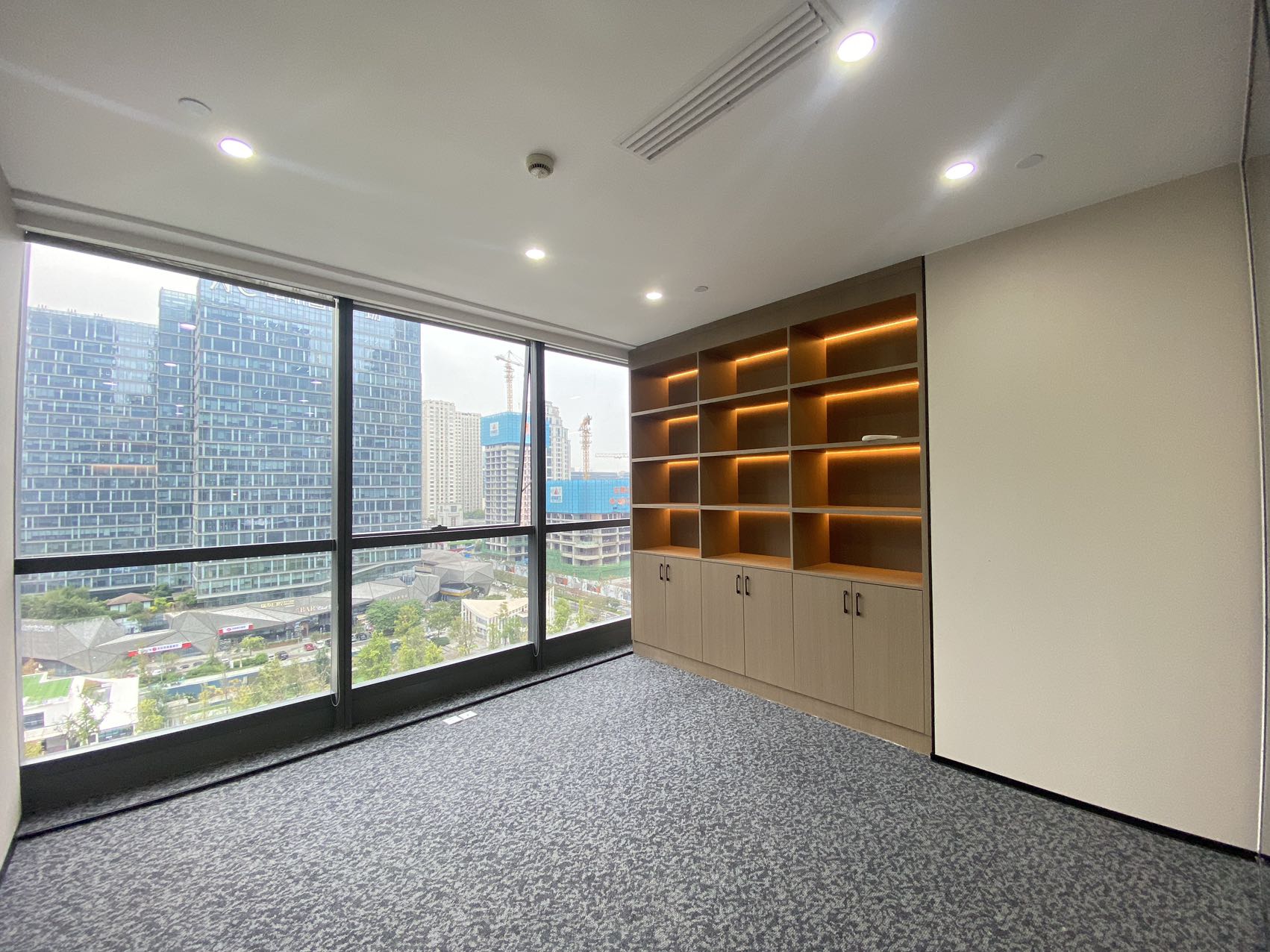 金融城甲级电梯口大户型 全新装修 538平方 8隔间45工位+1仓库 精装带家具 大气前台 东方希望中心办公室出租