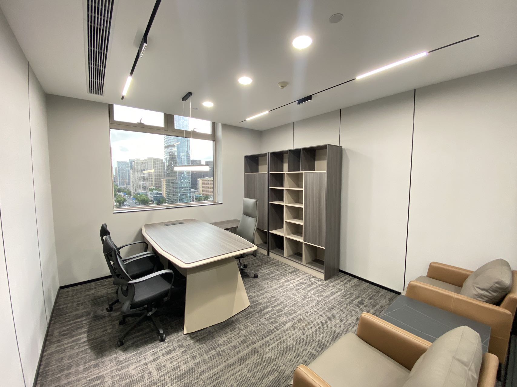 高新区世纪城地铁口几百米 西北朝向 363平方 5隔间35工位 户型方正 带家具  首东置业办公室出租