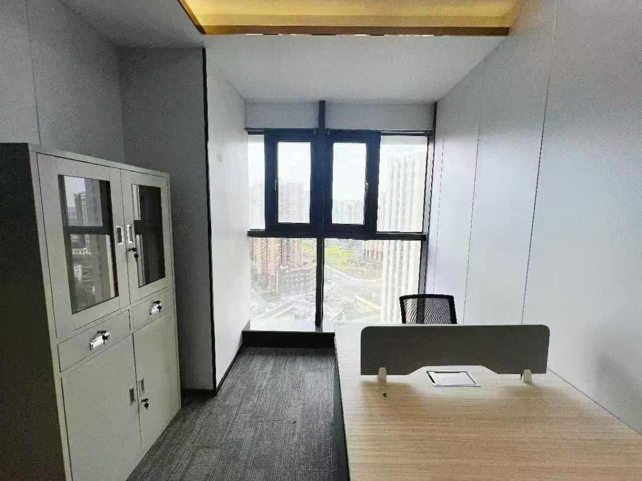 成华区东三环外侧一点 8号线龙潭寺地铁口 服务面积240平 4隔间18工位 24小时空调 博汇大厦办公室出租