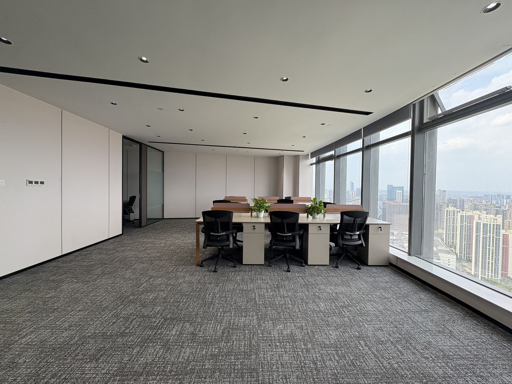 杉板桥/东郊记忆甲级楼盘 211平方3隔间18工位 落地大窗 采光视野非常安逸 精装带家具 多弗国际办公室出租