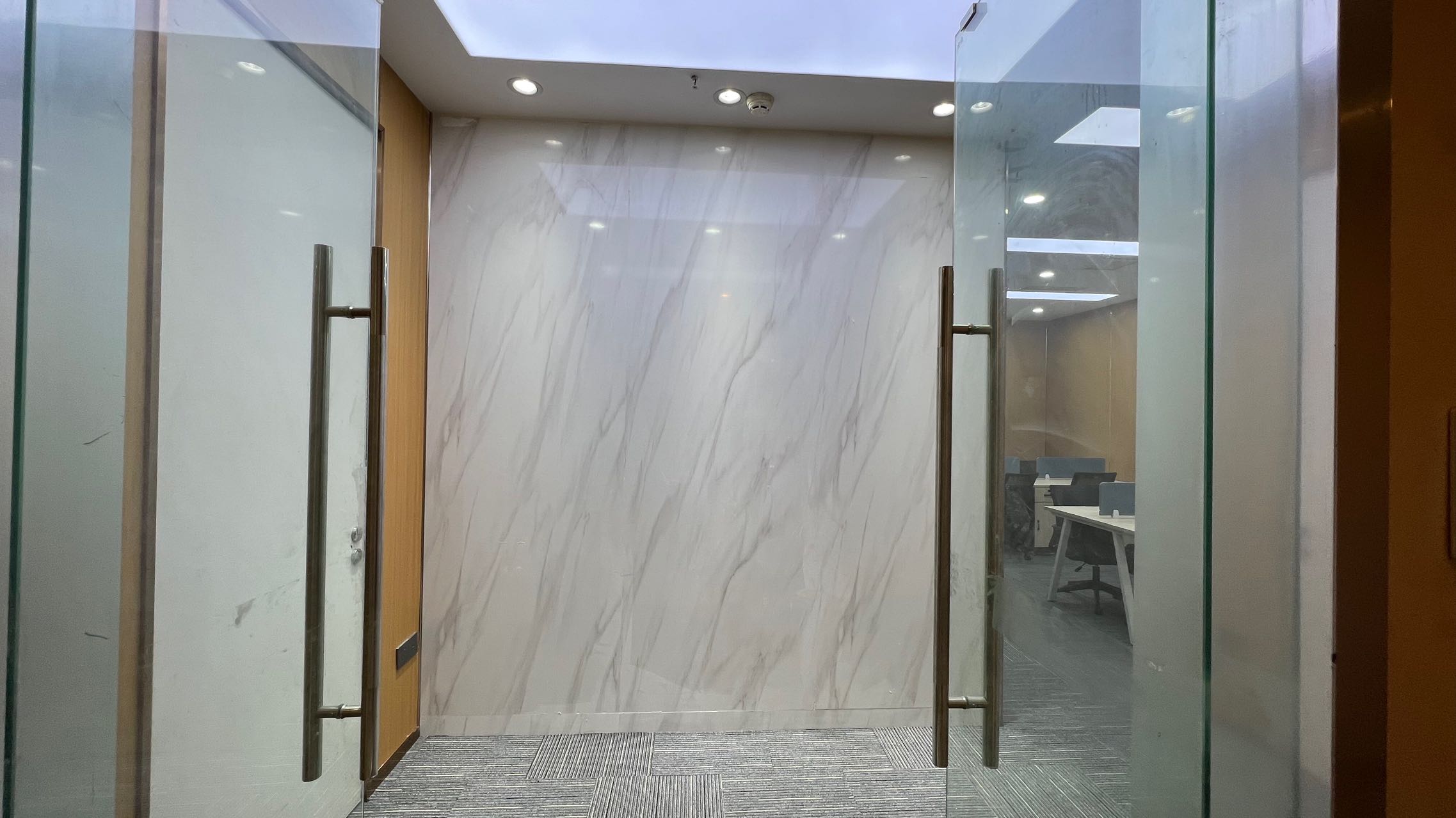 市中心地铁口 东门大桥地铁口 3隔间12工位 按套出租含物业费 带家具 时代1号办公室出租