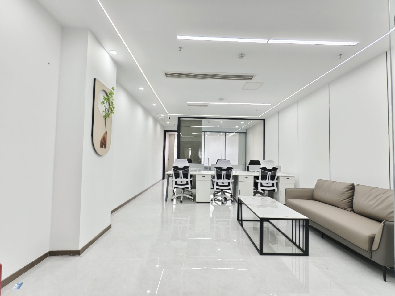 环球中心创业小面积 按套出租 2隔间12工位 大老板间 户型朝外视野巴适 6300元含物业费 创业首选