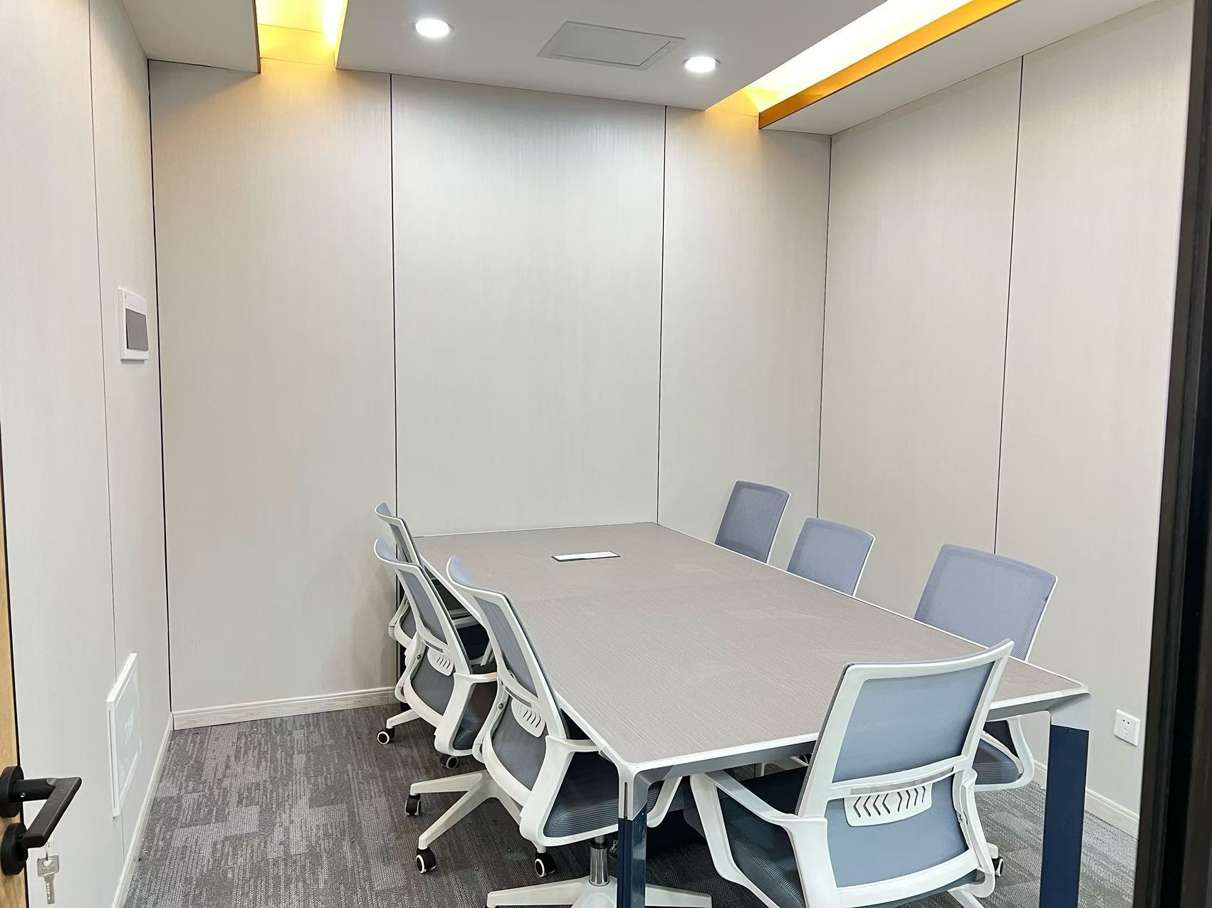 （锦江区）三色路-金石路地铁几百米 206平 4隔间18工位 精装带家具 银海芯座办公室出租